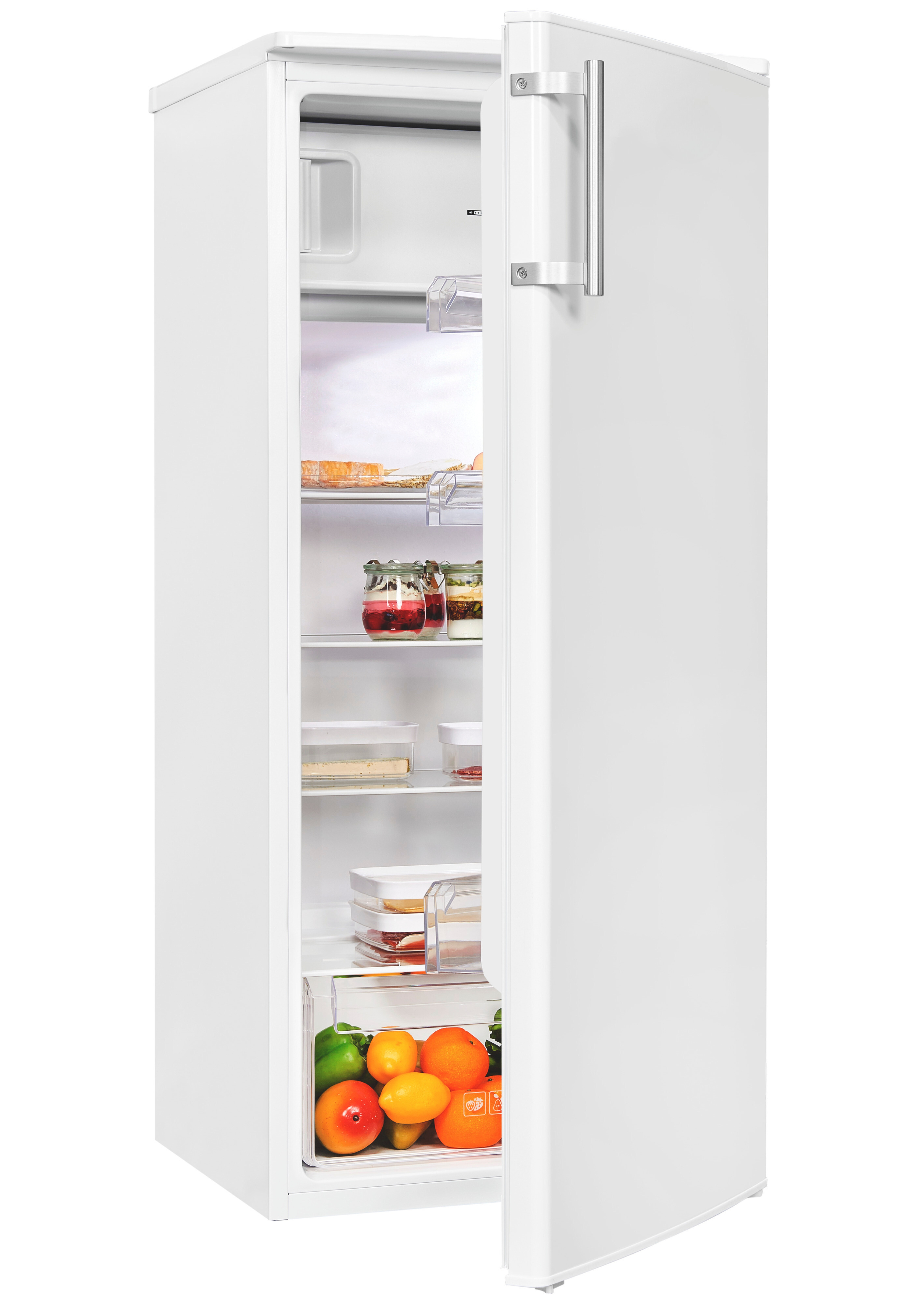 Weißer Kühlschrank mit offener Tür. Regale mit Lebensmitteln, darunter Früchte, Gläser und Behälter.