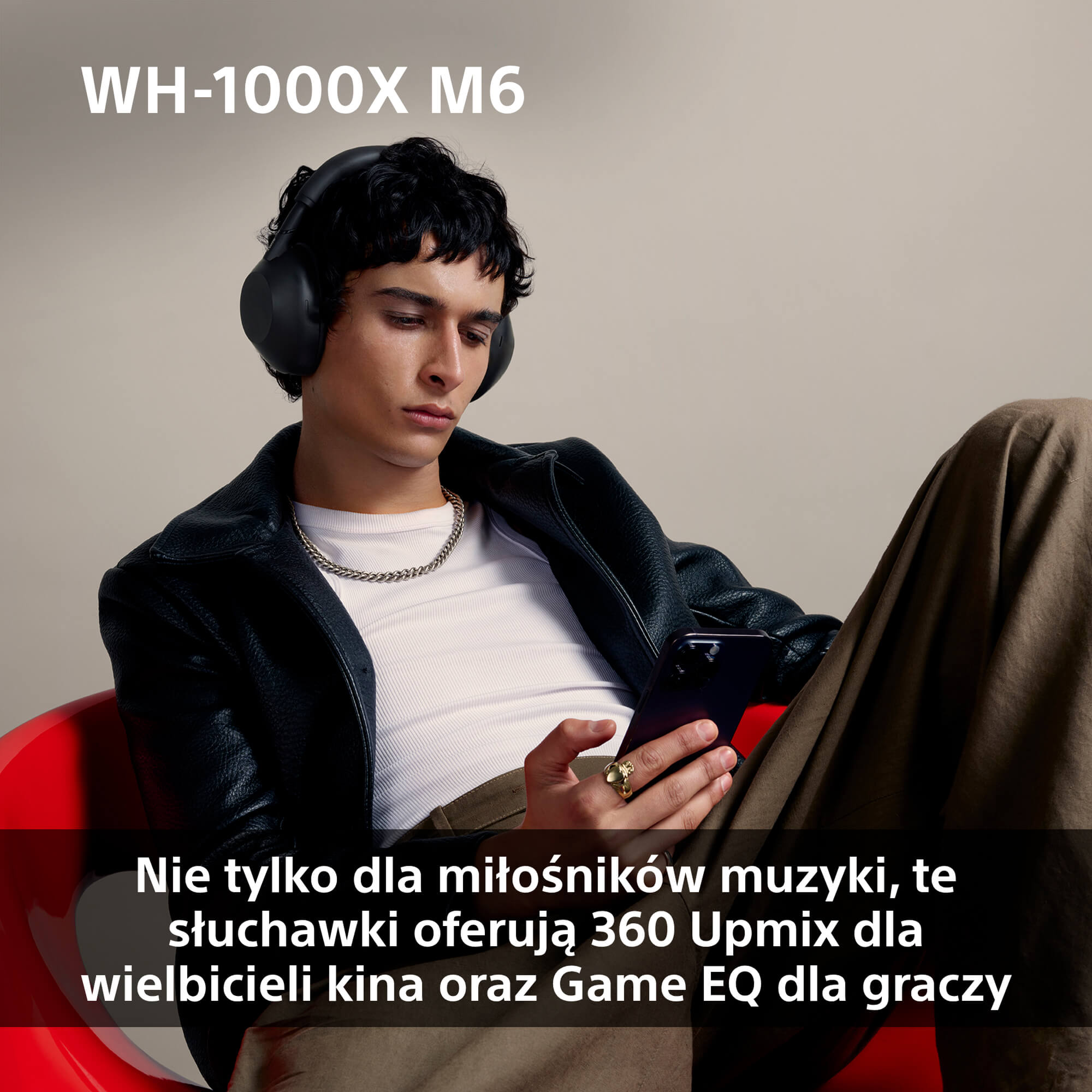 Mężczyzna w czarnych słuchawkach Sony i telefonem. Tekst: Do kina i gier z 360 UpMix i Game EQ.