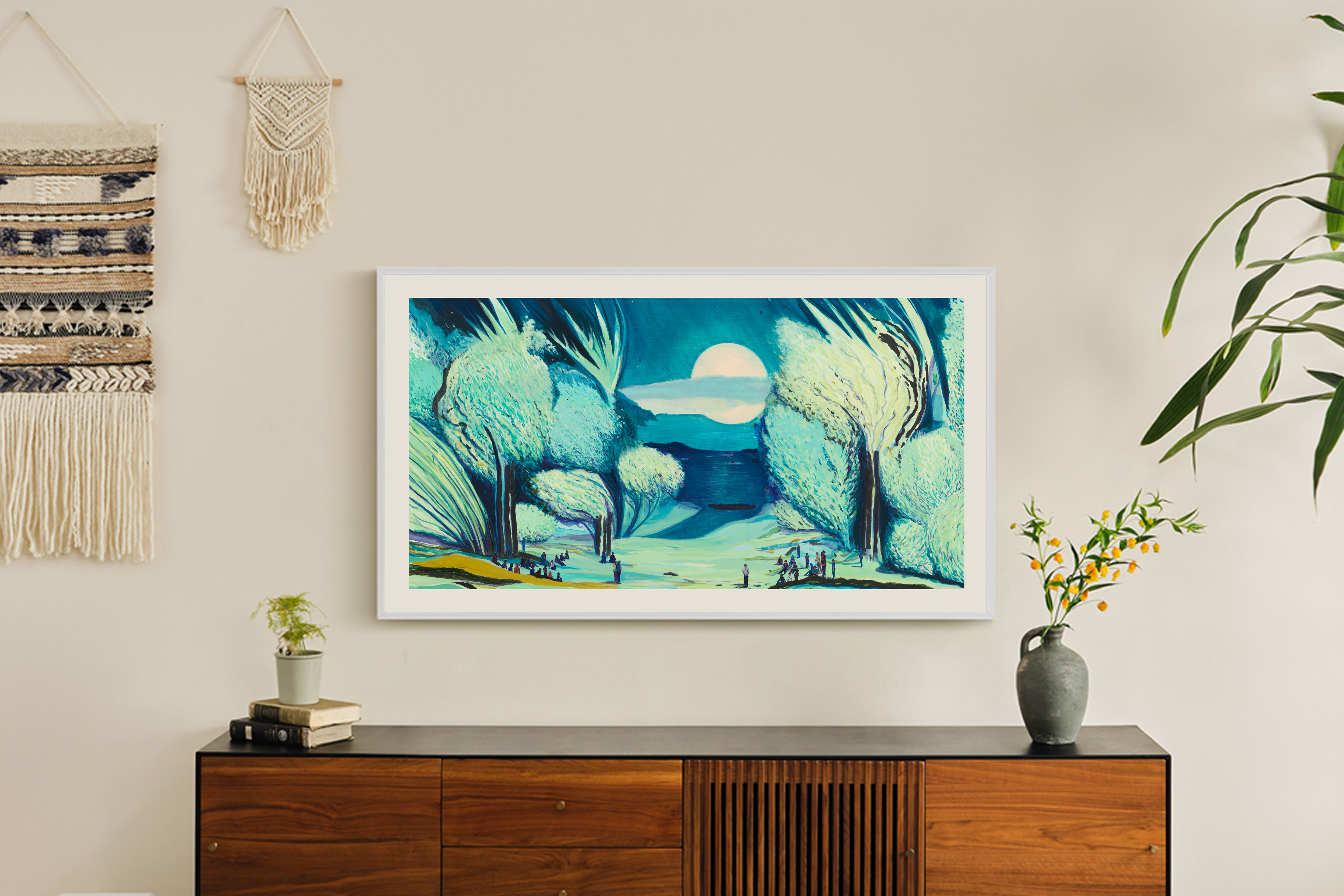 TV con dipinto di paesaggio blu con cornice bianca, montato su mobile in legno in una stanza.