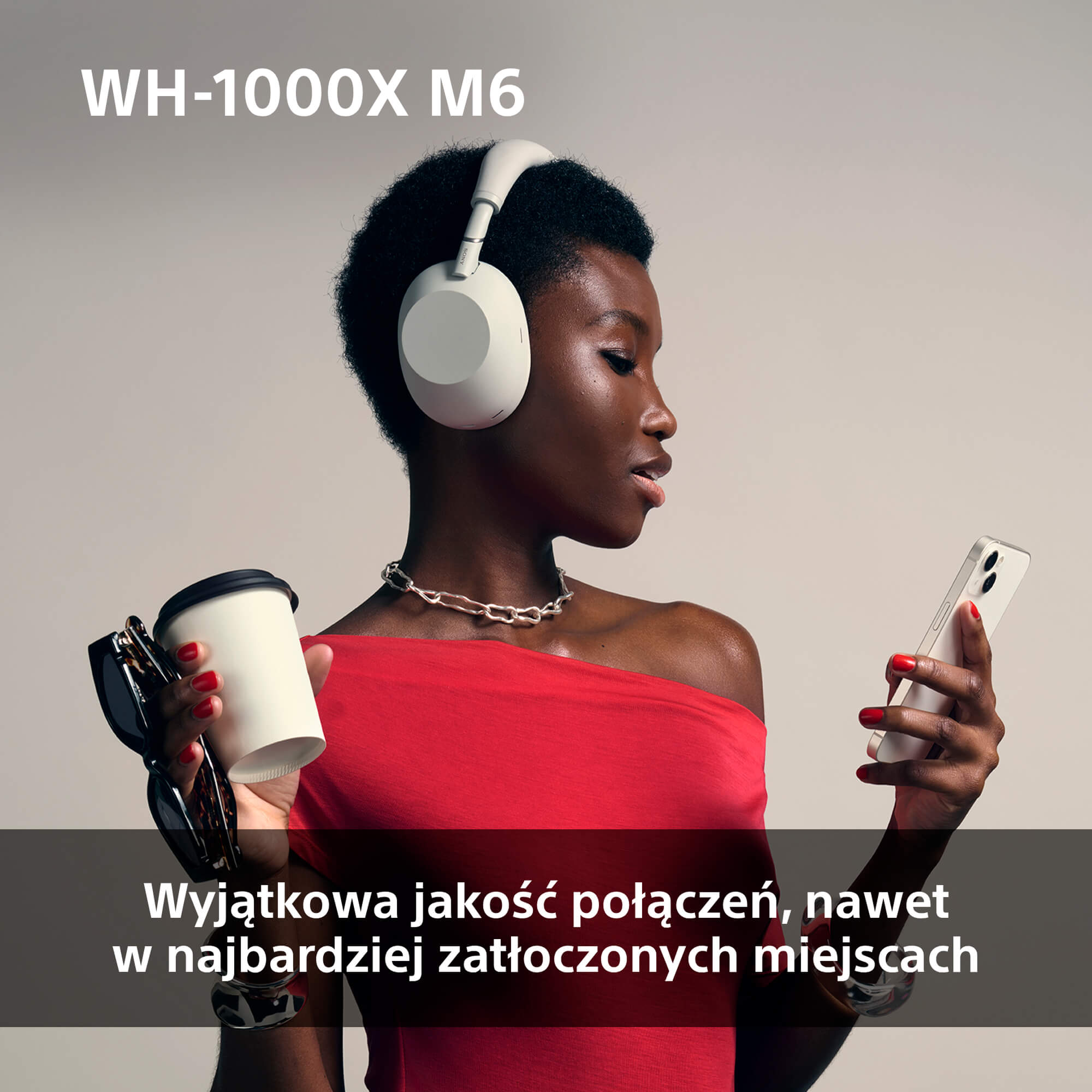 Kobieta w słuchawkach, z kubkiem i telefonem. Tekst o jakości połączeń.