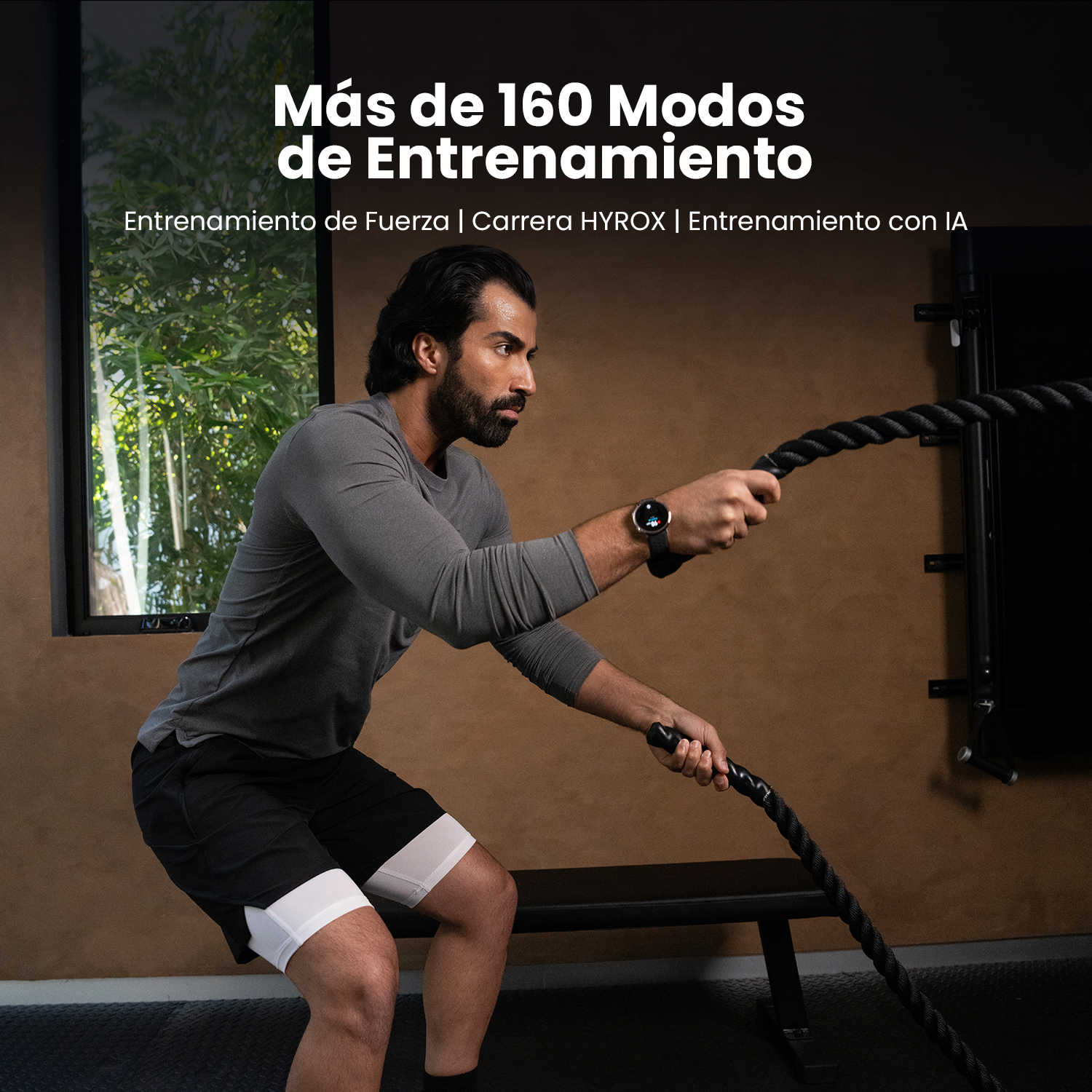Hombre entrenando con una cuerda usando un smartwatch. Texto: "Más de 160 modos de entrenamiento".
