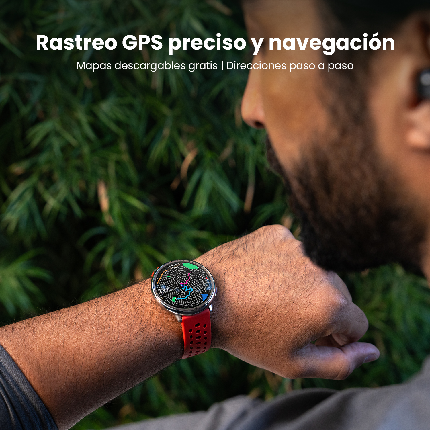 Un hombre que lleva un smartwatch con una pantalla de mapa en su muñeca.