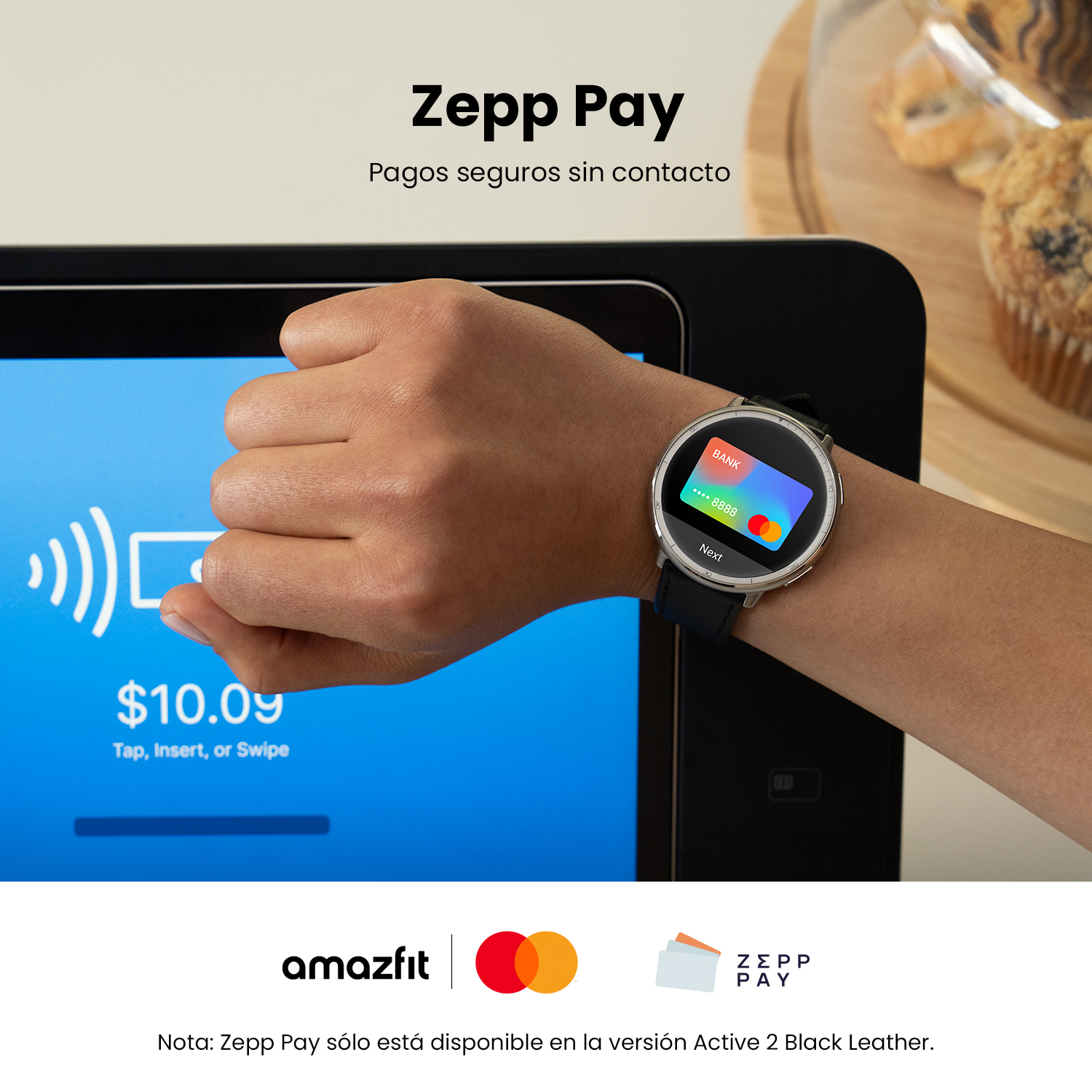 La mano de una persona con un smartwatch que muestra una pantalla de pago.