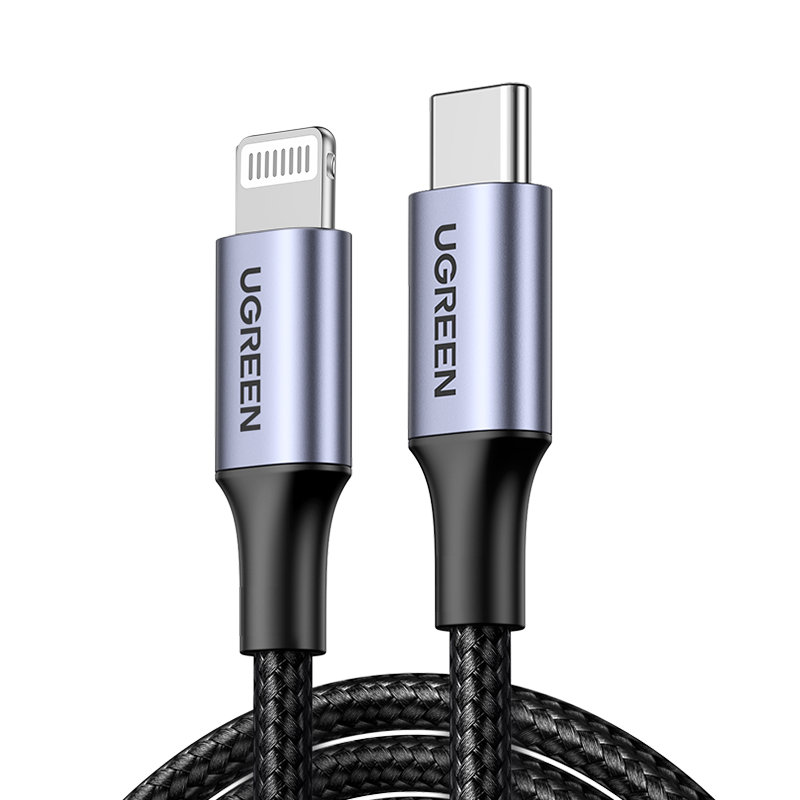 Siyah ve gümüş renkli bir UGREEN kablosu, siyah zemin üzerinde Lightning konektörü ve USB-C konektörü.