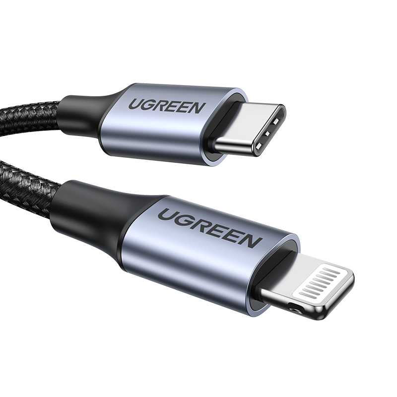 UGREEN kablosunun yakın çekimi: bir USB-C ve bir yıldırım konektörü. Kablo siyahtır. Siyah arka plan.