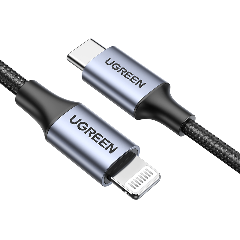 USB-C ve yıldırım konektörlü bir UGREEN kablosunun yakın çekimi. Kablo siyah, siyah arka plan üzerinde.