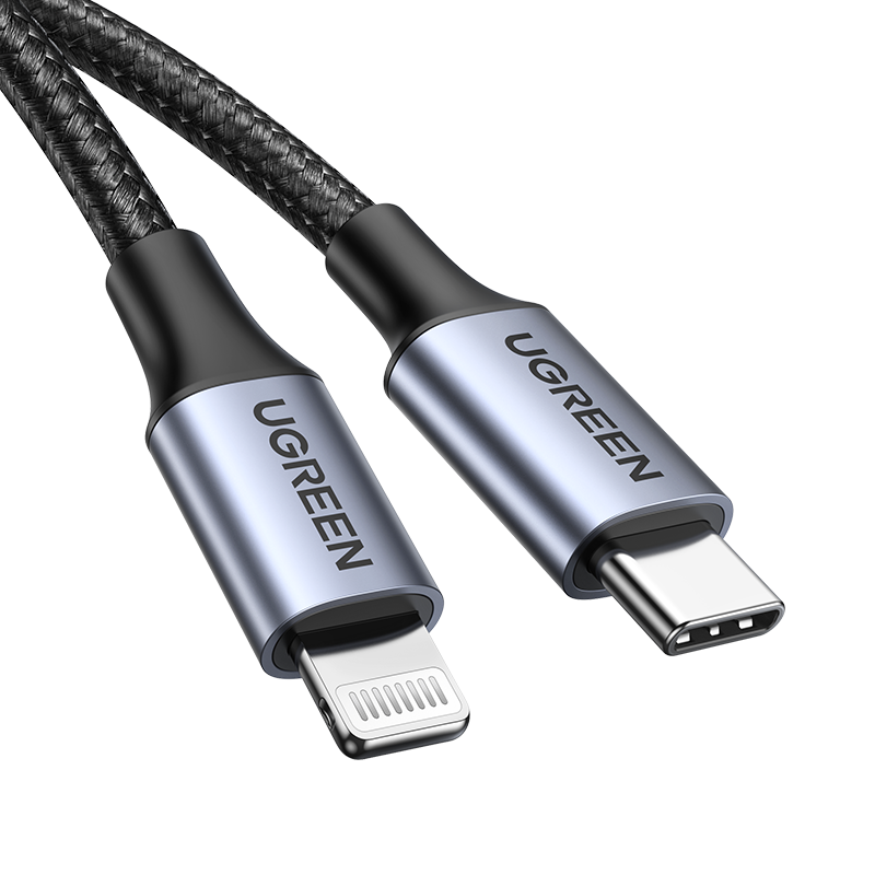 UGREEN kablosunun yakın çekim görünümü. Bir USB-C ve bir yıldırım konektörü. Kablo siyah, siyah arka plan üzerinde.