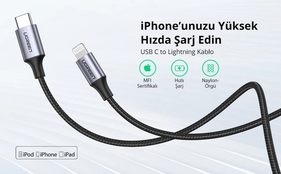 Siyah örgülü kablolu bir USB-C - Lightning kablosu. Kablo UGREEN markasına sahip.