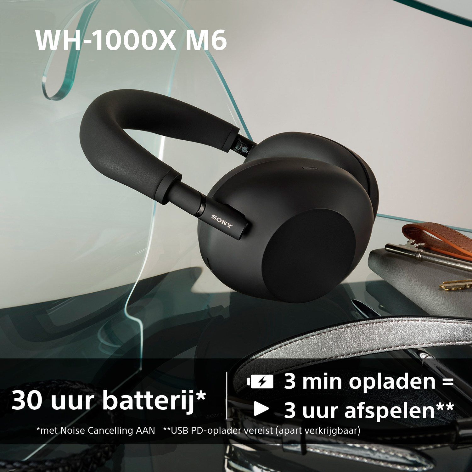 Zwarte Sony WH-1000XM6 hoofdtelefoon met tekst over batterijduur. Op een reflecterend oppervlak.