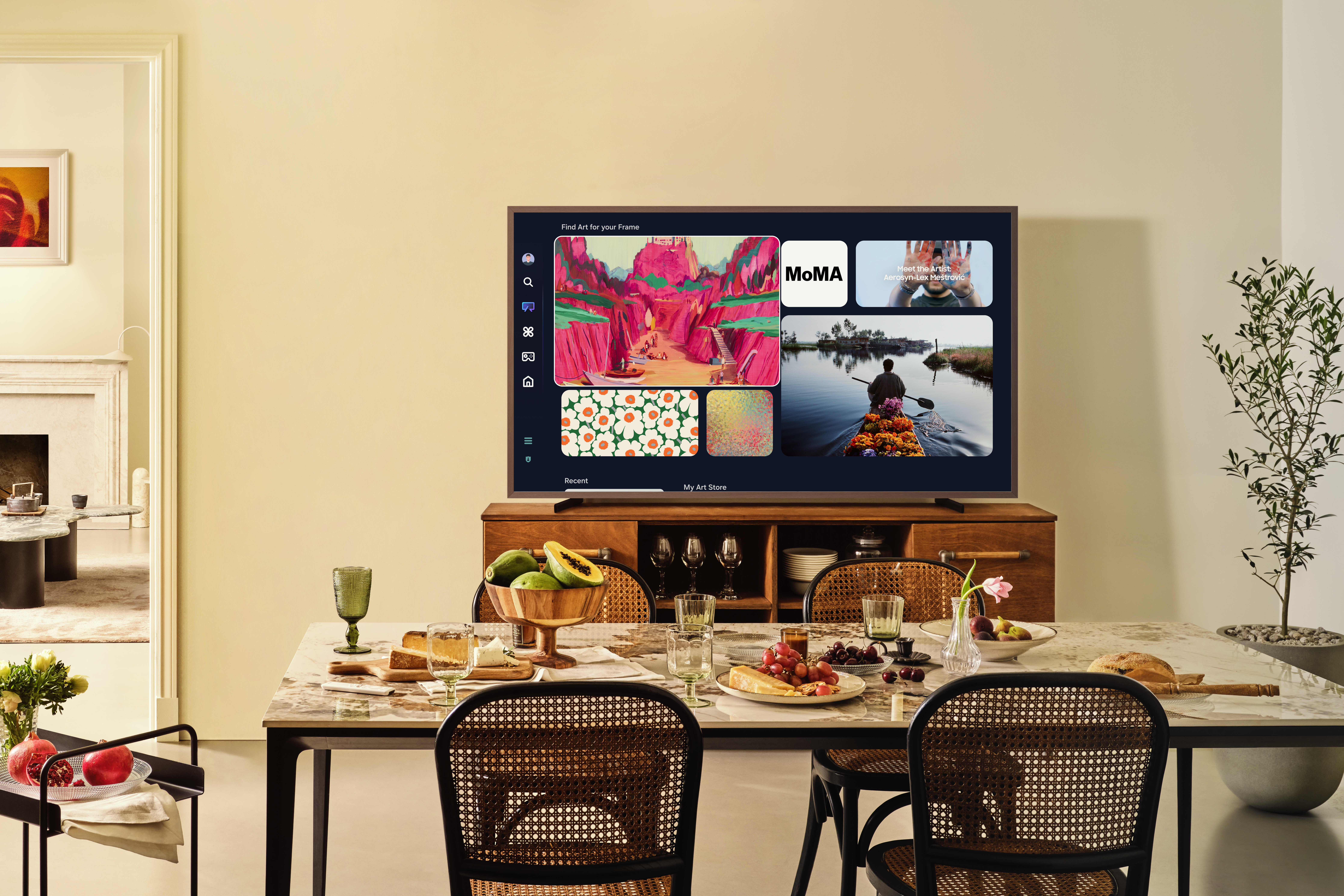 Une télévision affiche de l'art sur une table à manger. Une salle à manger avec une table dressée.