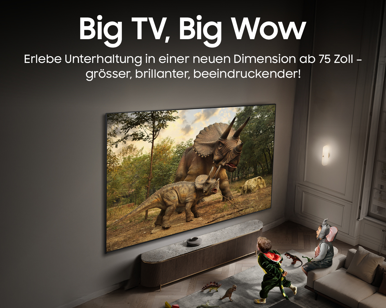 Une grande télévision affiche une scène de dinosaures. Deux enfants et des jouets au premier plan.