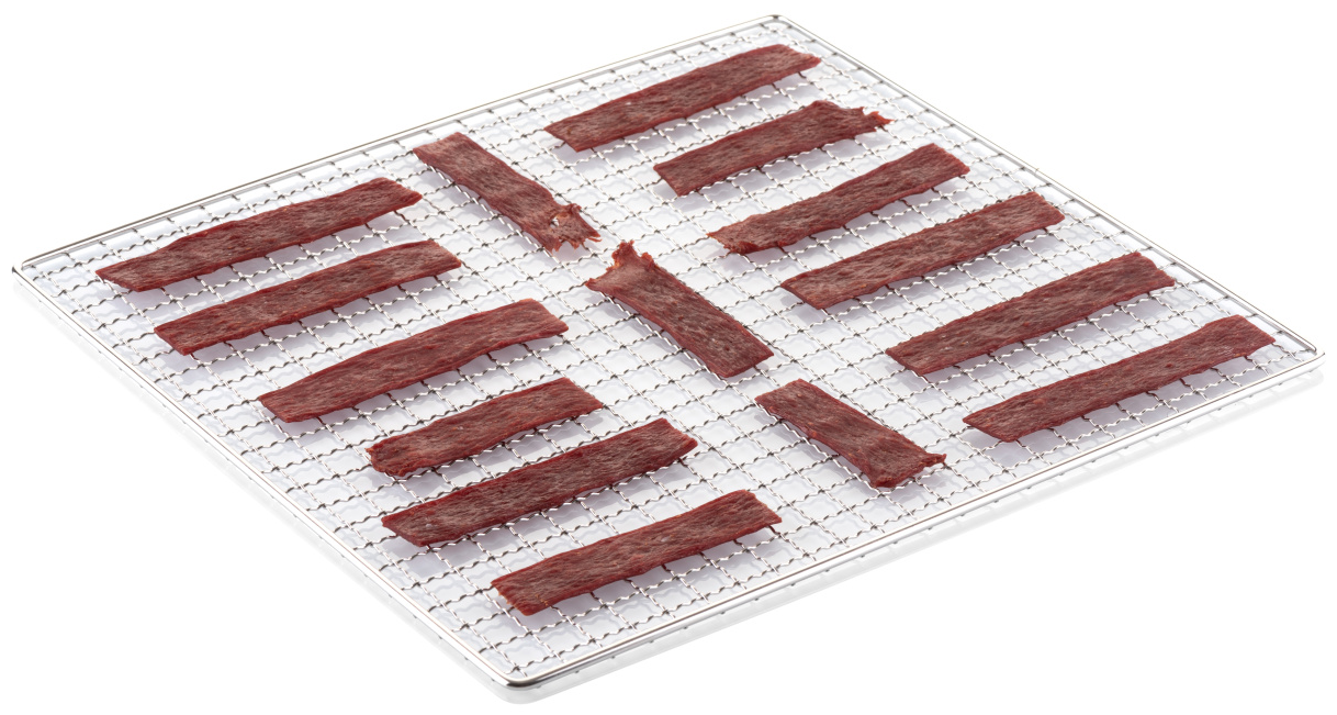 Szeletelt jerky csíkok fémrácson.
