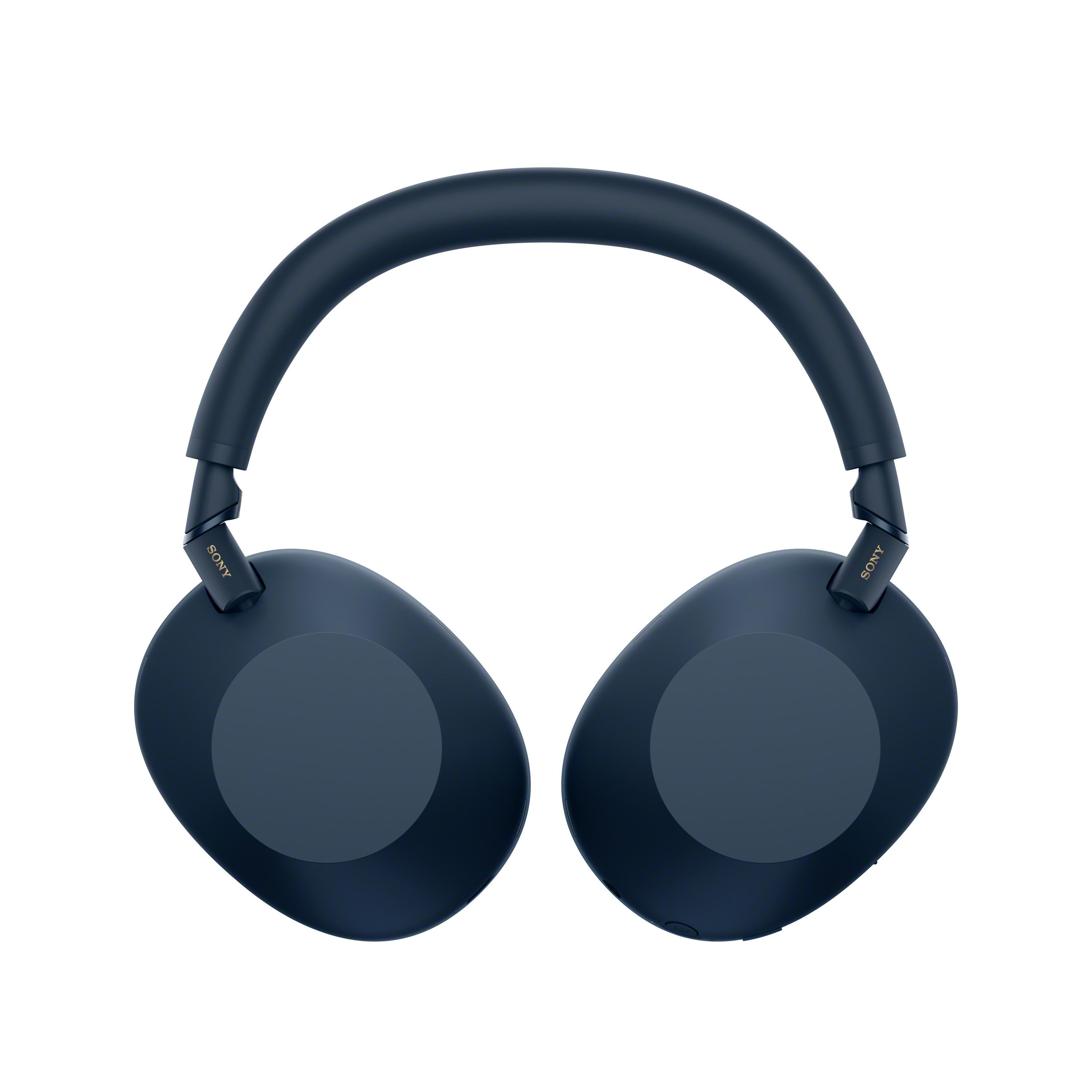 Marineblaue Kopfhörer auf Weiß. Markenname sichtbar. Over-Ear-Design.