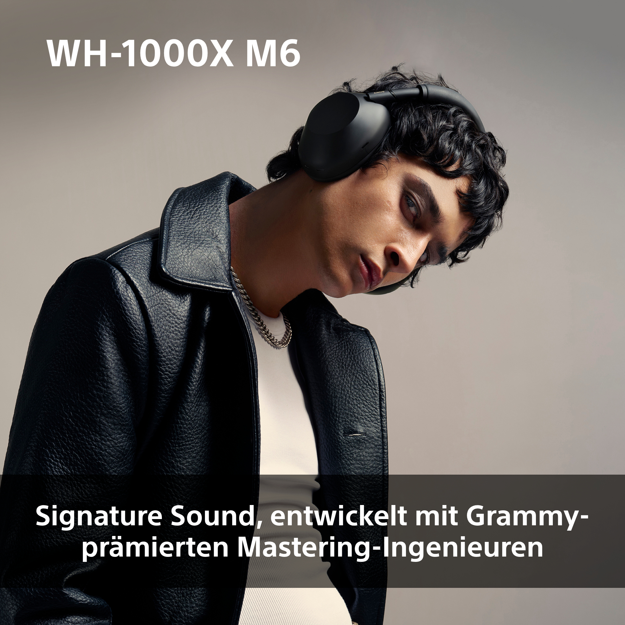 Eine Person mit schwarzen Kopfhörern. Das Bild wirbt mit Signature Sound.