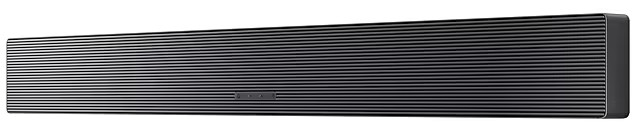 Czarny subwoofer, czarna skrzynia na białym tle.