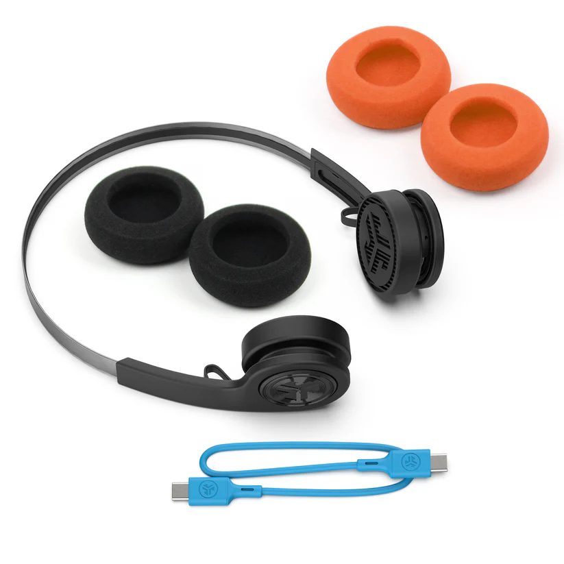 Kopfhörer mit schwarzen Ohrmuscheln und einem silbernen Band, zusammen mit orangefarbenen Ohrpolstern.