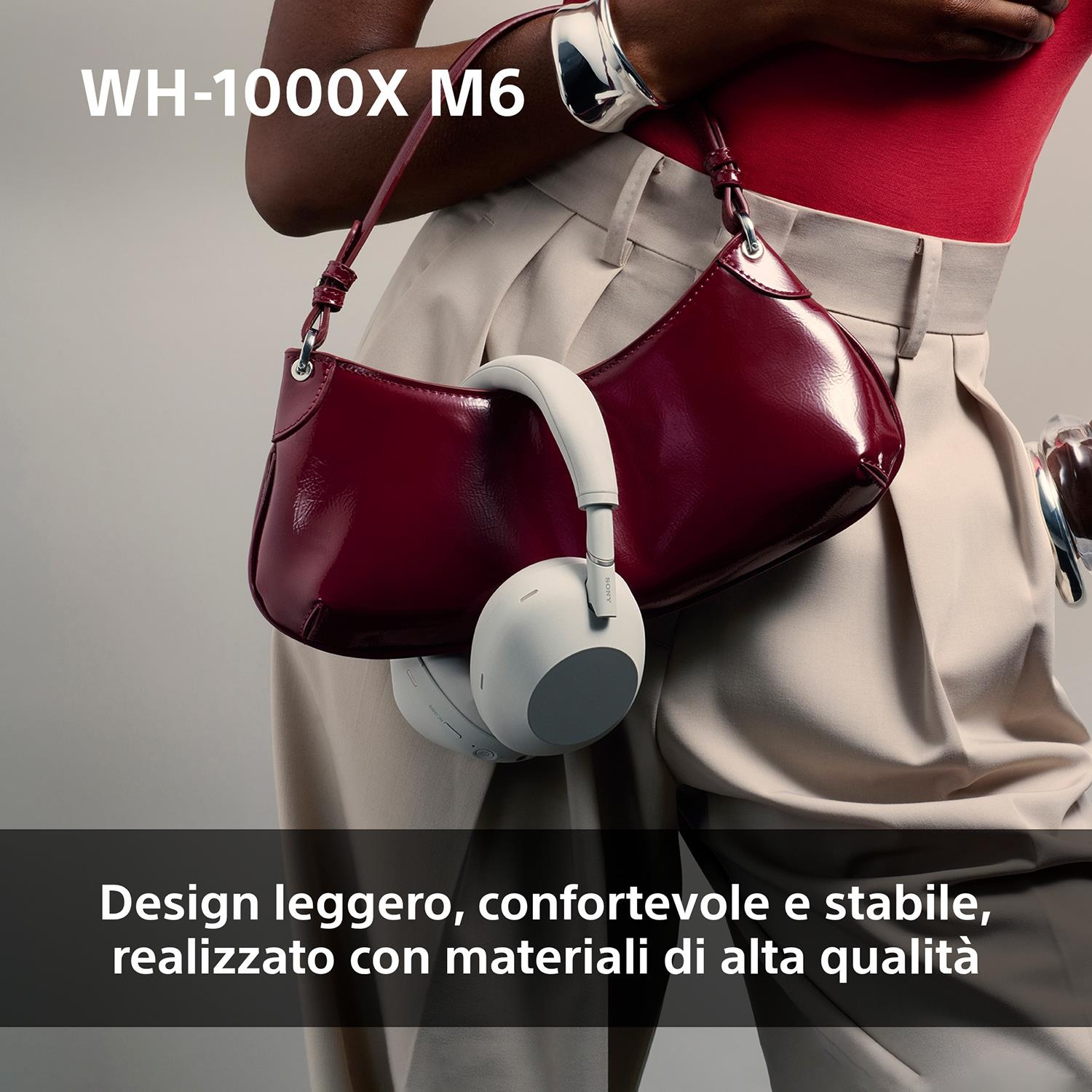 Donna con borsa rossa e cuffie bianche. Testo: Leggero, confortevole e stabile, realizzato con materiali di alta qualità.