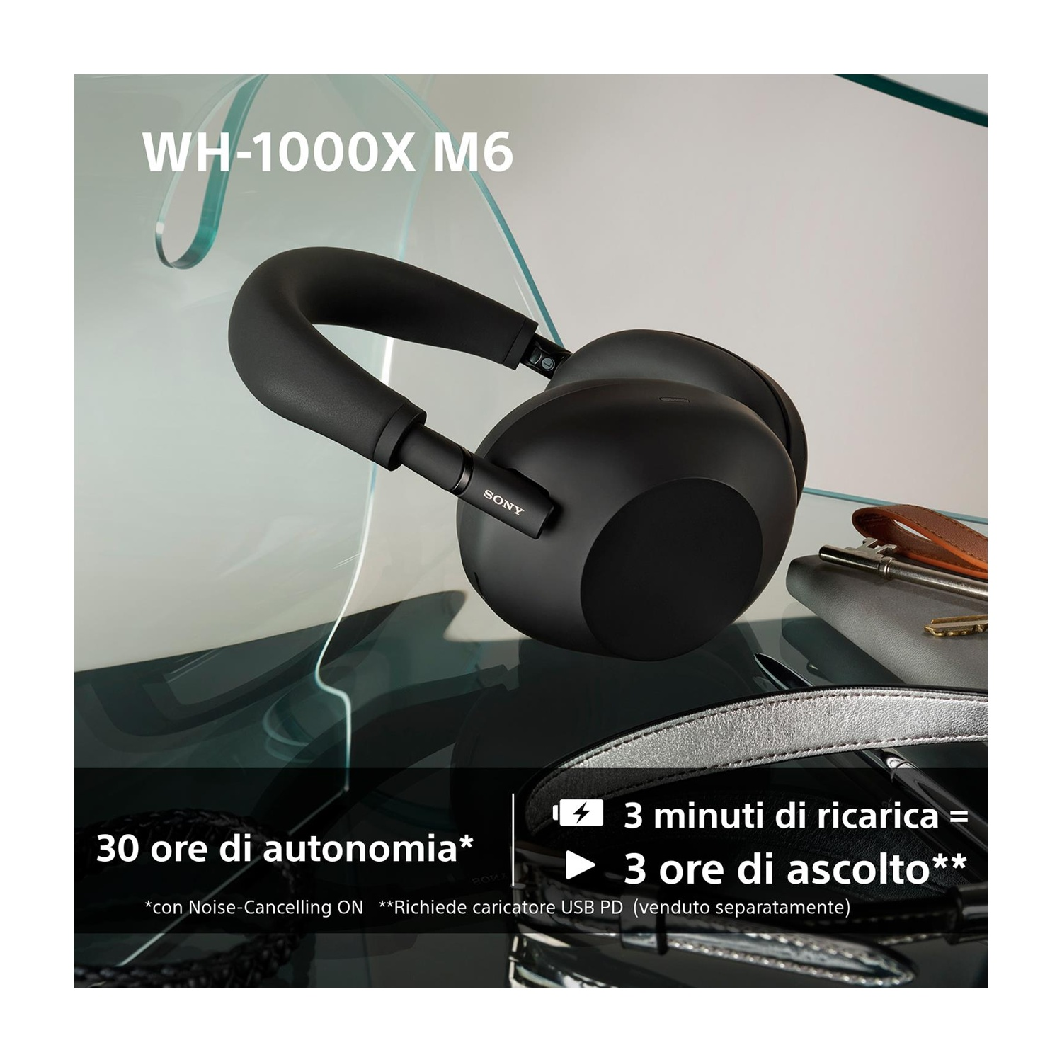 Cuffie nere su una superficie. Il testo WH-1000XM6 è in alto. Il testo mostra la batteria e il tempo di ricarica.