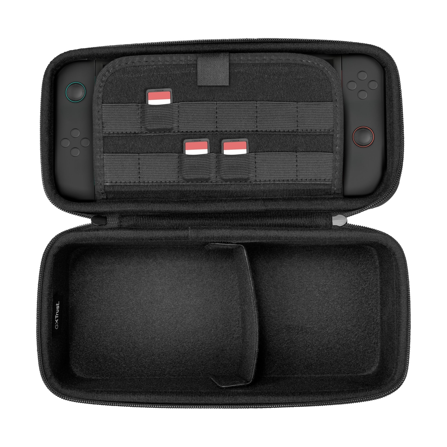 Custodia nera aperta, console di gioco all'interno. Controller e slot per schede visibili.