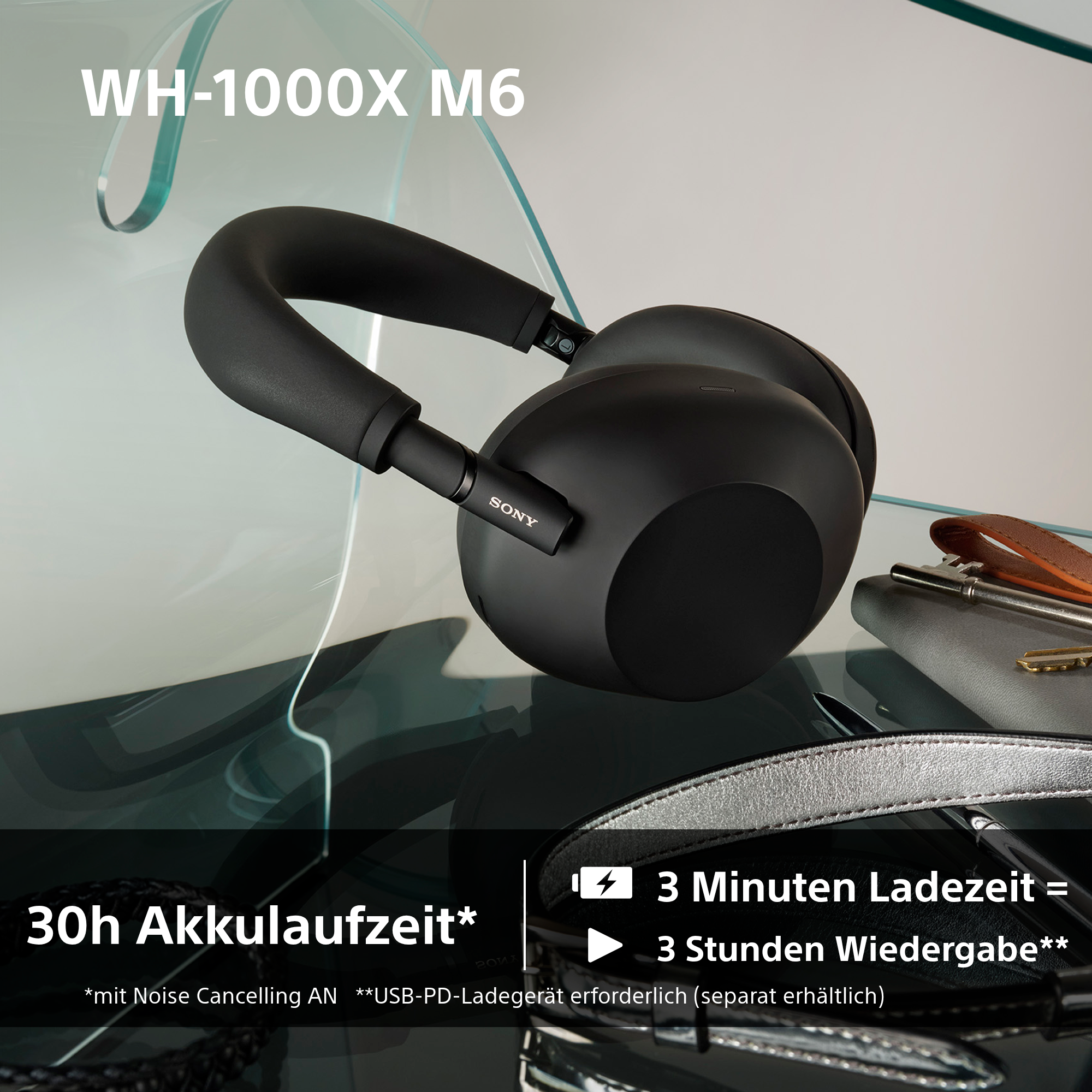Kopfhörer auf Glas, Details: 30h Akku, 3 Min. Laden = 3h Wiedergabe.