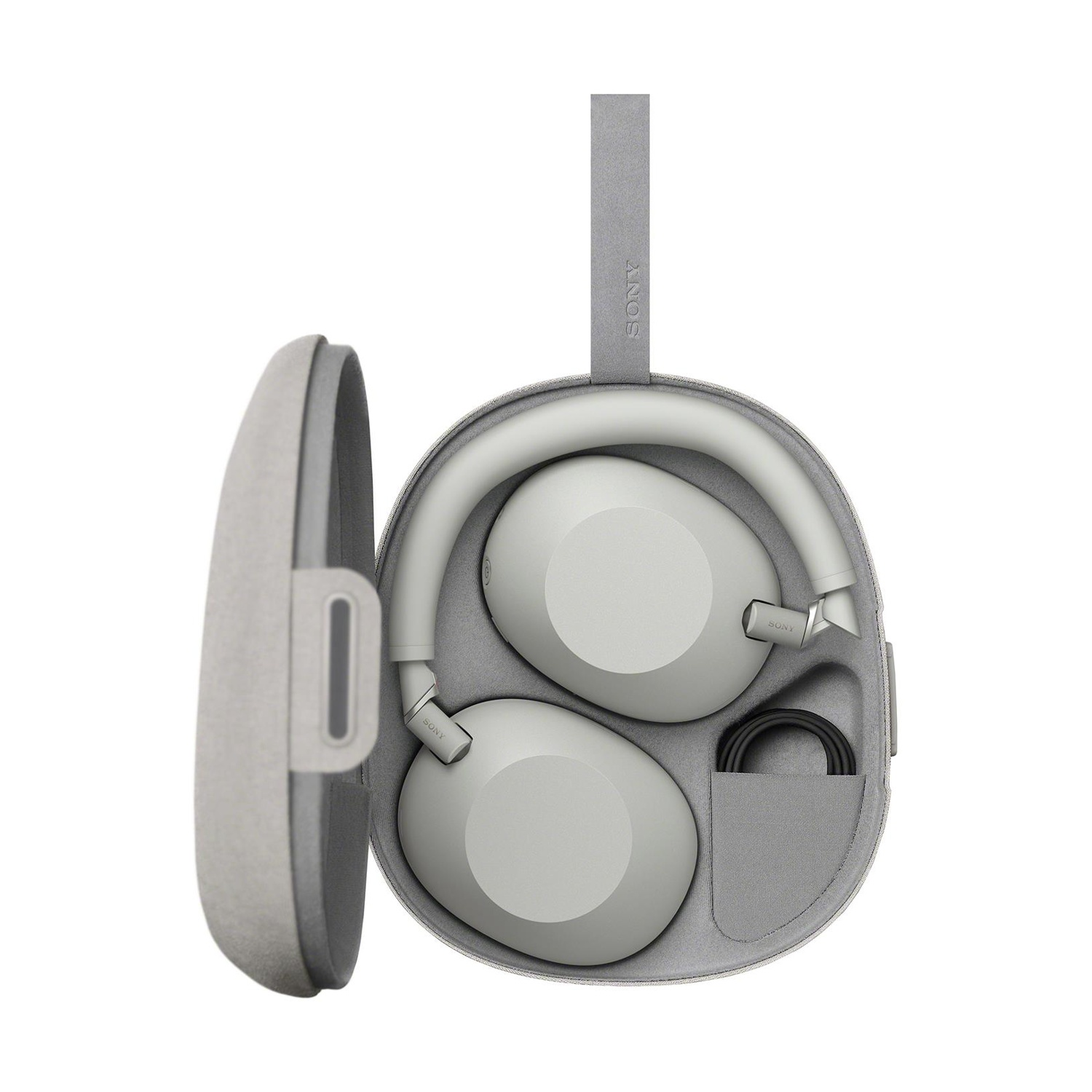 Cuffie Sony grigie nella custodia. Custodia aperta, cuffie, cavo visibile, sfondo bianco.