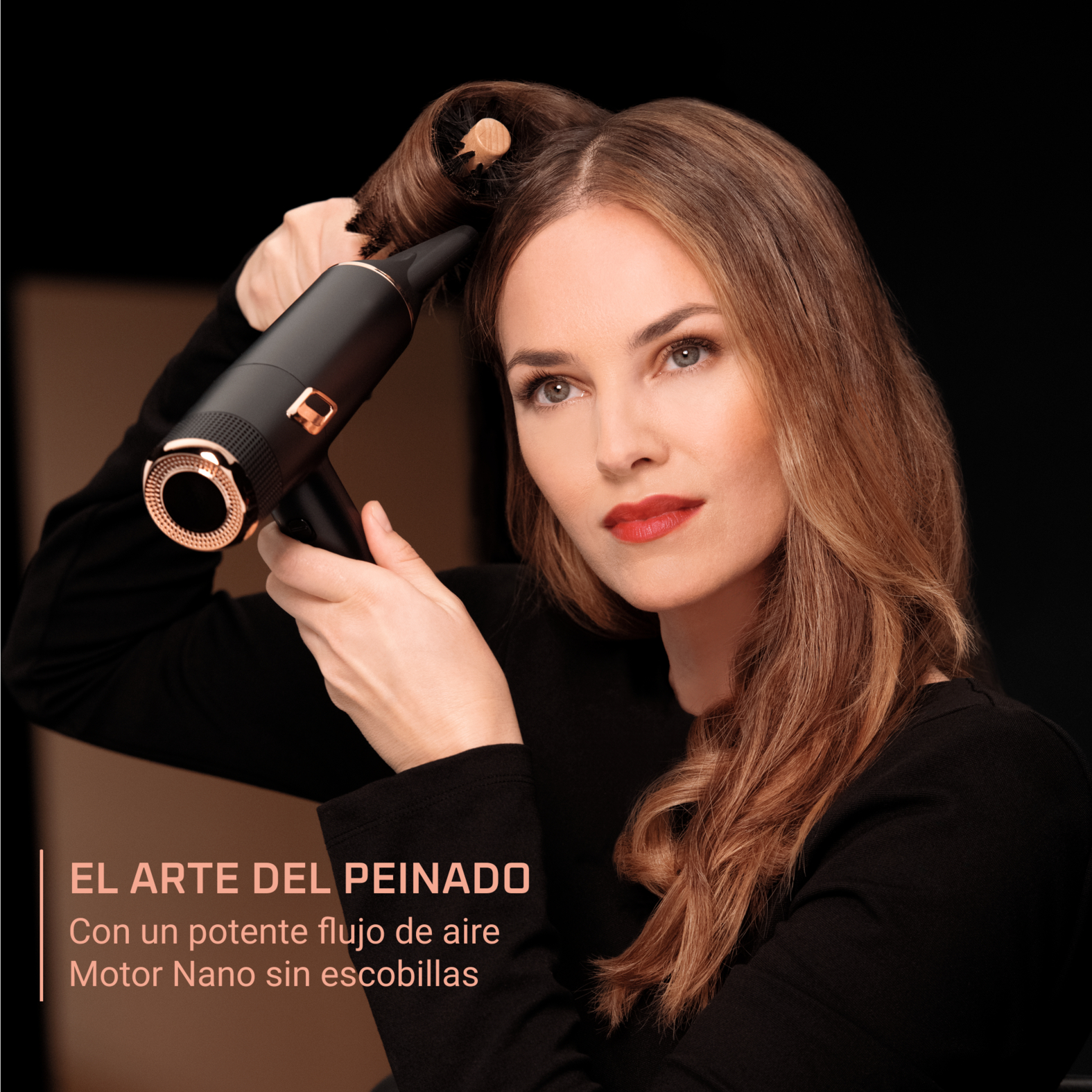Mujer con cabello largo peinándolo con secador negro y cobrizo, con texto en español.