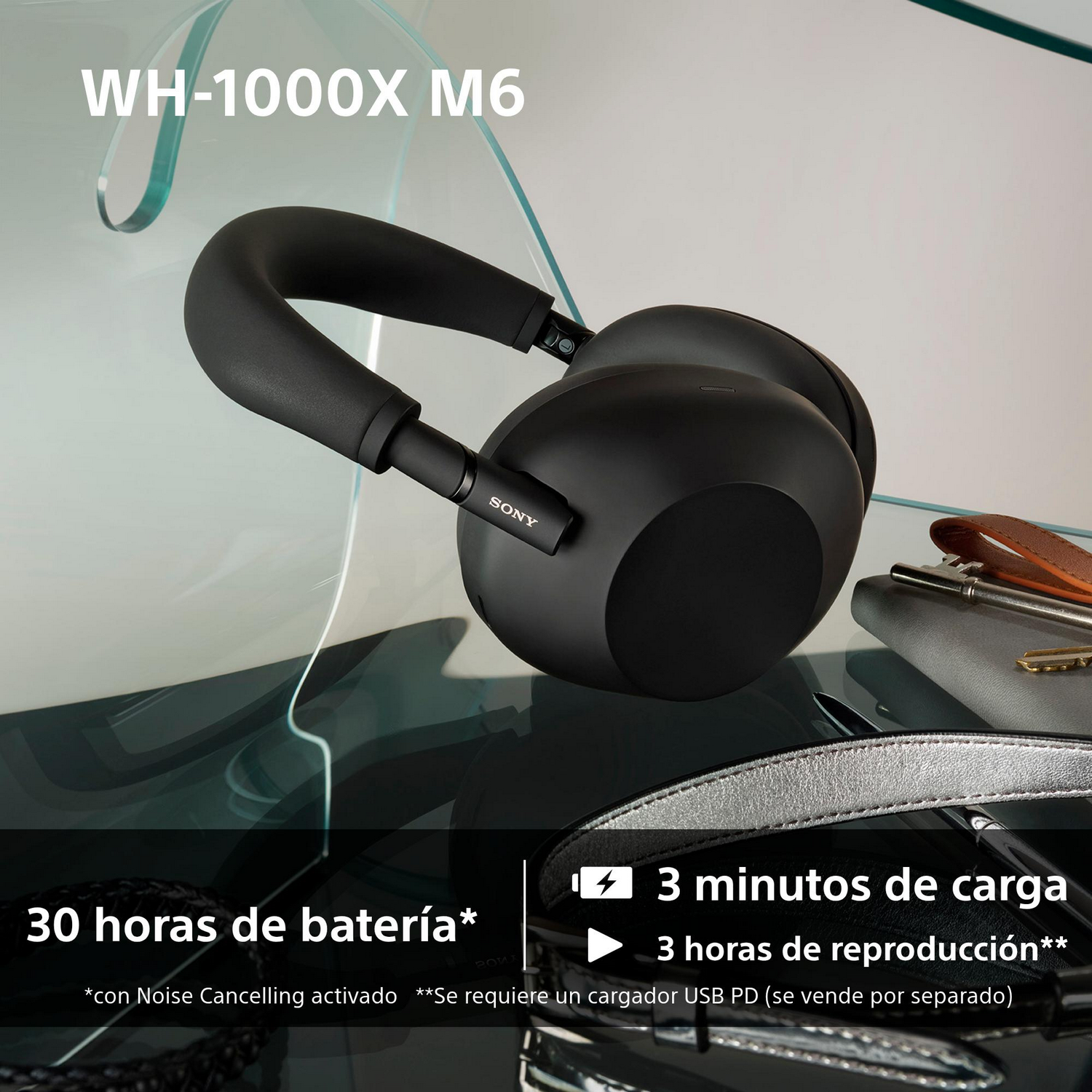 Auriculares negros sobre vidrio. Detalles muestran duración de batería y carga rápida.