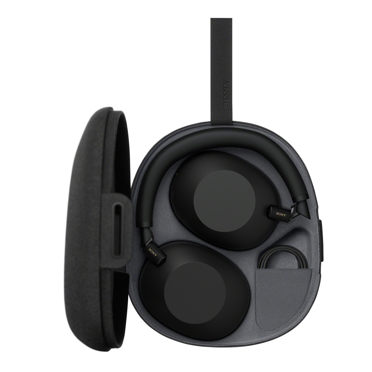 Auriculares Sony negros en un estuche. El estuche está abierto, mostrando los auriculares y un cable pequeño.