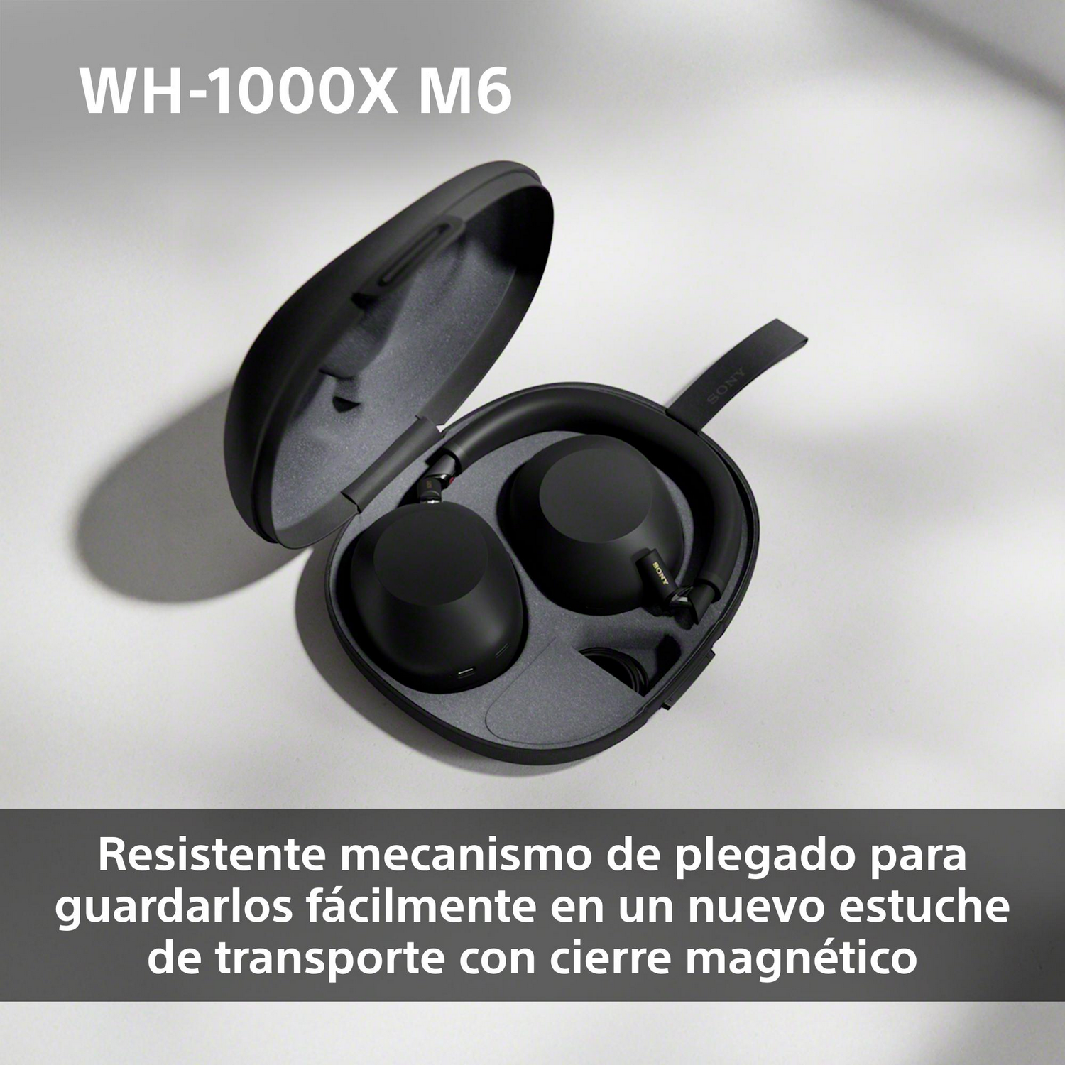 Auriculares negros en estuche. Superposición de texto: Mecanismo plegable duradero para un fácil almacenamiento.