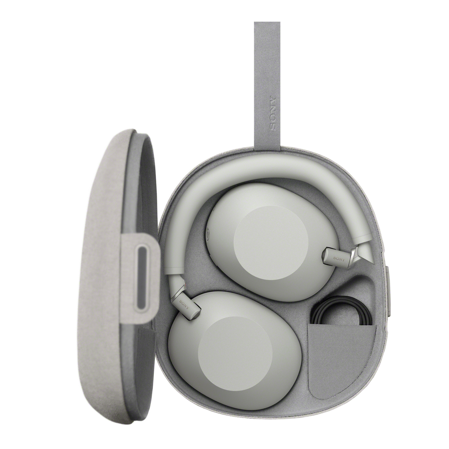 Auriculares Sony grises en un estuche gris. Cable negro visible. Fondo gris claro.