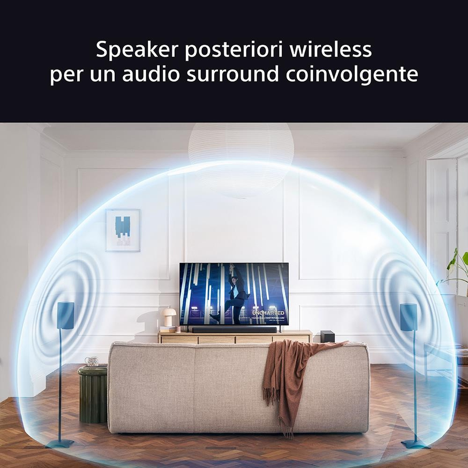 Un soggiorno con TV, divano e altoparlanti surround. Vengono mostrate onde sonore blu.