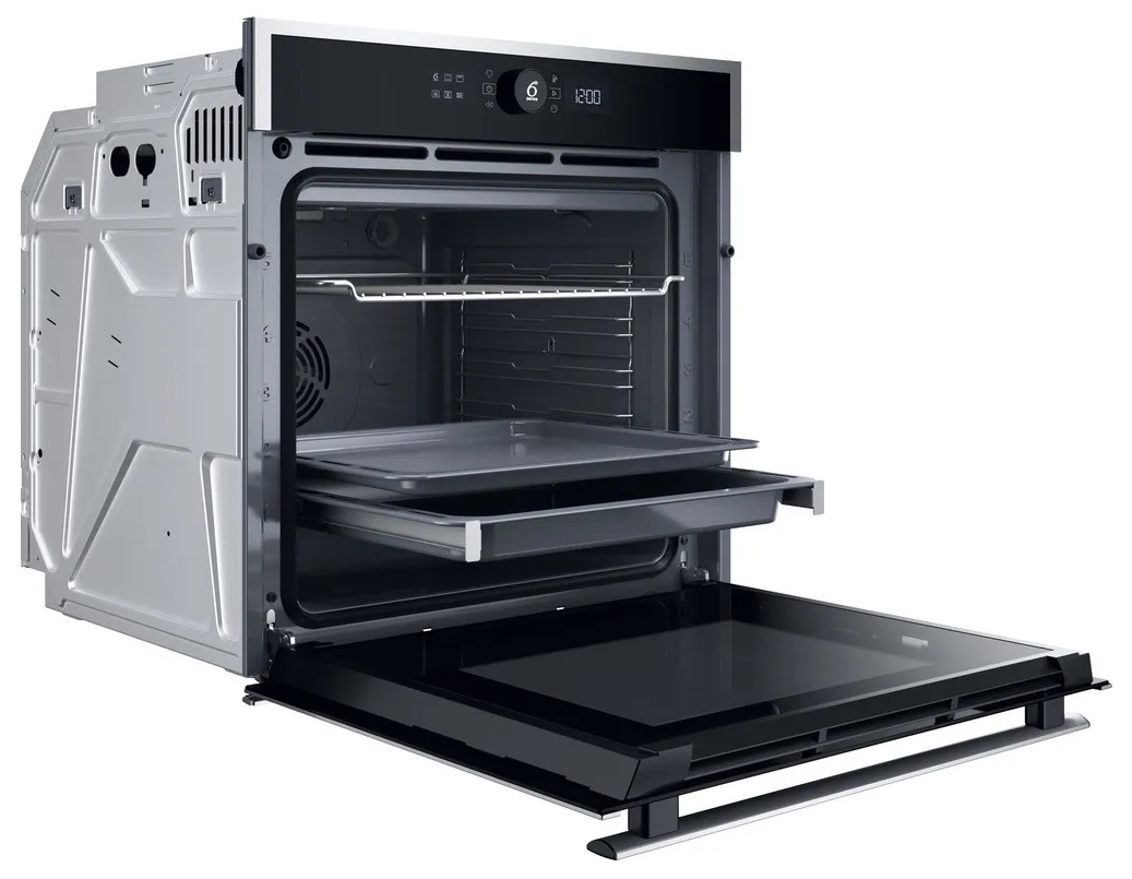 Otwarty piekarnik pokazujący wnętrze z rusztami i tacami oraz otwarte drzwi u dołu.