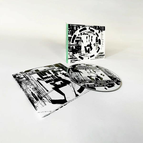 CD-Albumcover mit schwarz-weißem, abstraktem Design. Die Disc ist ebenfalls mit passendem Design sichtbar.