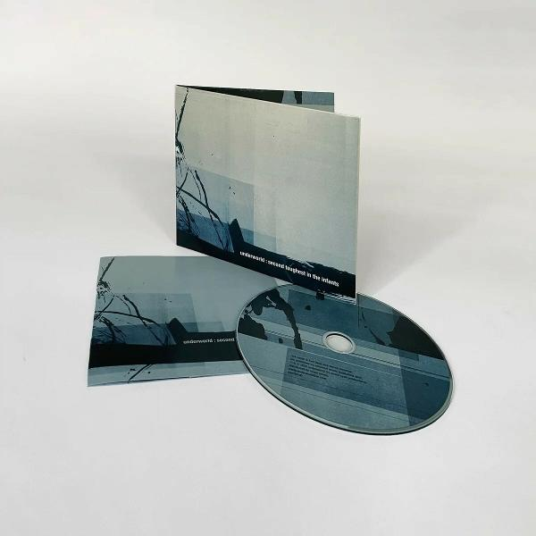 Geöffnete CD-Hülle mit CD, blaues und weißes abstraktes Design.