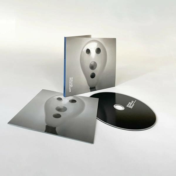 CD-Cover mit einem schwarz-weißen, ballonartigen Gesicht. Die CD und die Innenseite teilen sich das Design.