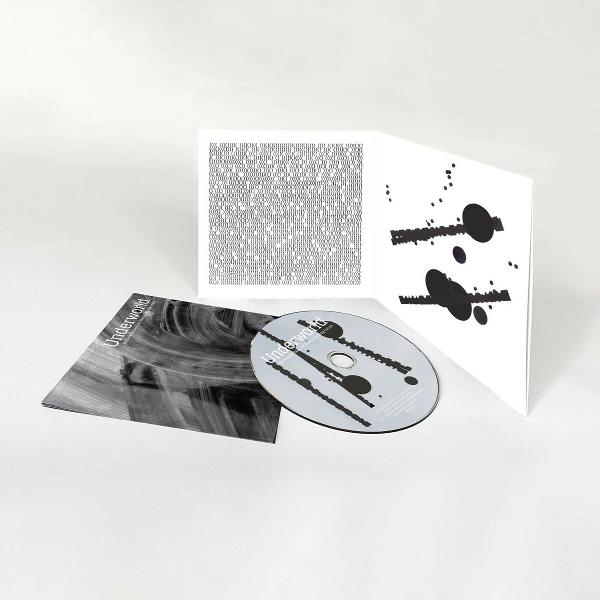 Pochette de CD en noir et blanc. Design abstrait géométrique sur CD, livret et couverture. Fond blanc.