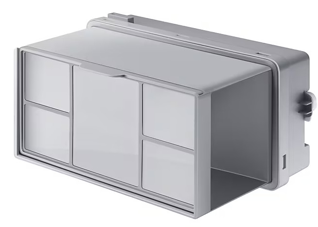 Jasnoszara szuflada na detergent z wieloma przegródkami, częściowo otwarta.