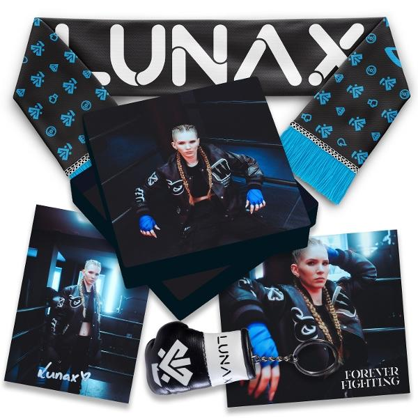 Sammlung von Fotos und einem Schal mit 'LUNAX' und einem Boxhandschuh. Die Fotos zeigen eine Frau mit Zöpfen.