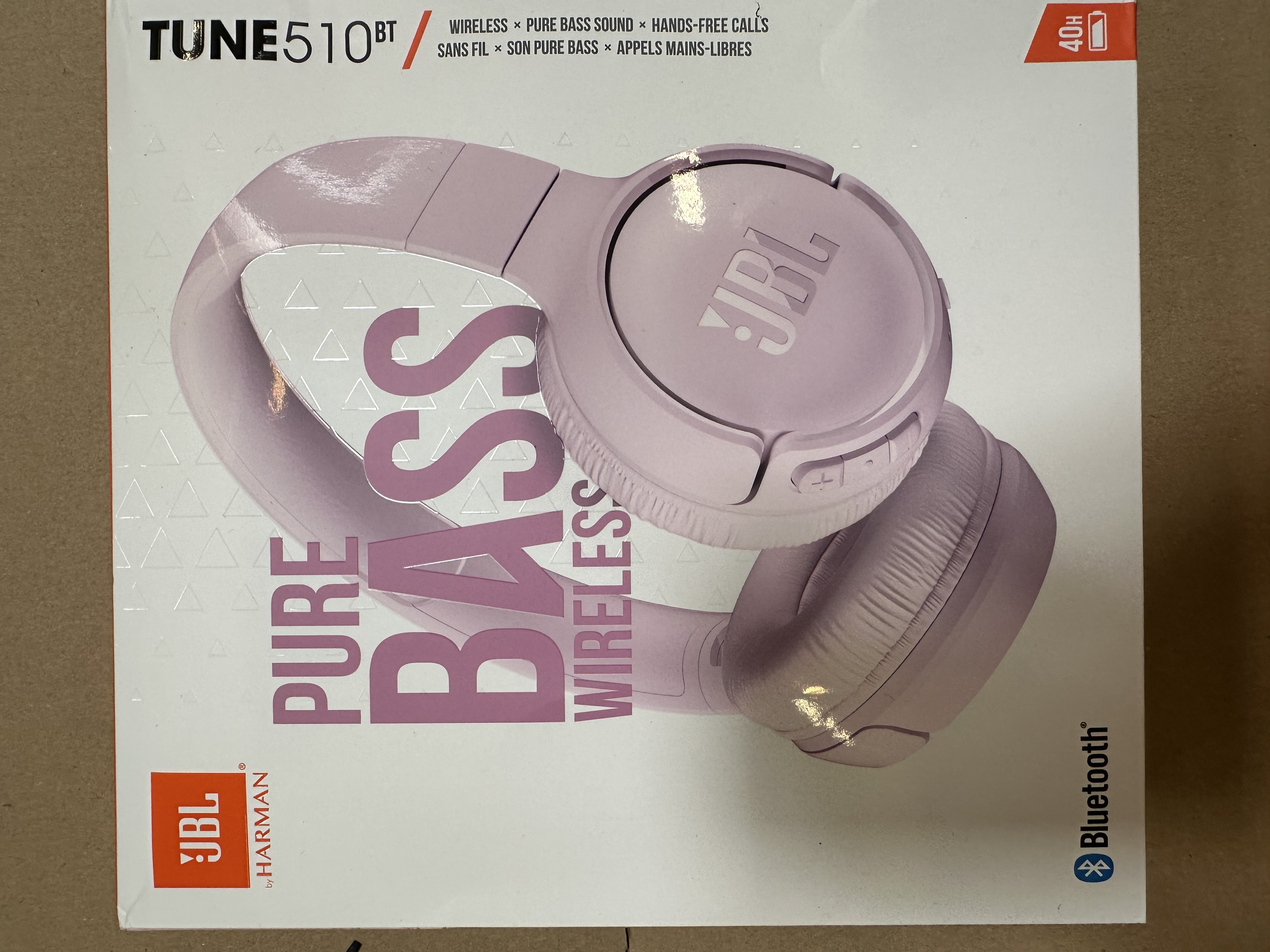 Słuchawki w pudełku z napisem 'PURE BASS WIRELESS' i logo JBL.