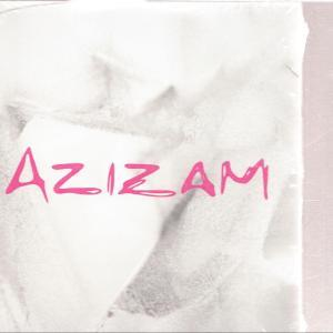 Rosa Text auf weißem Hintergrund. Der Text lautet: AZIZAM.