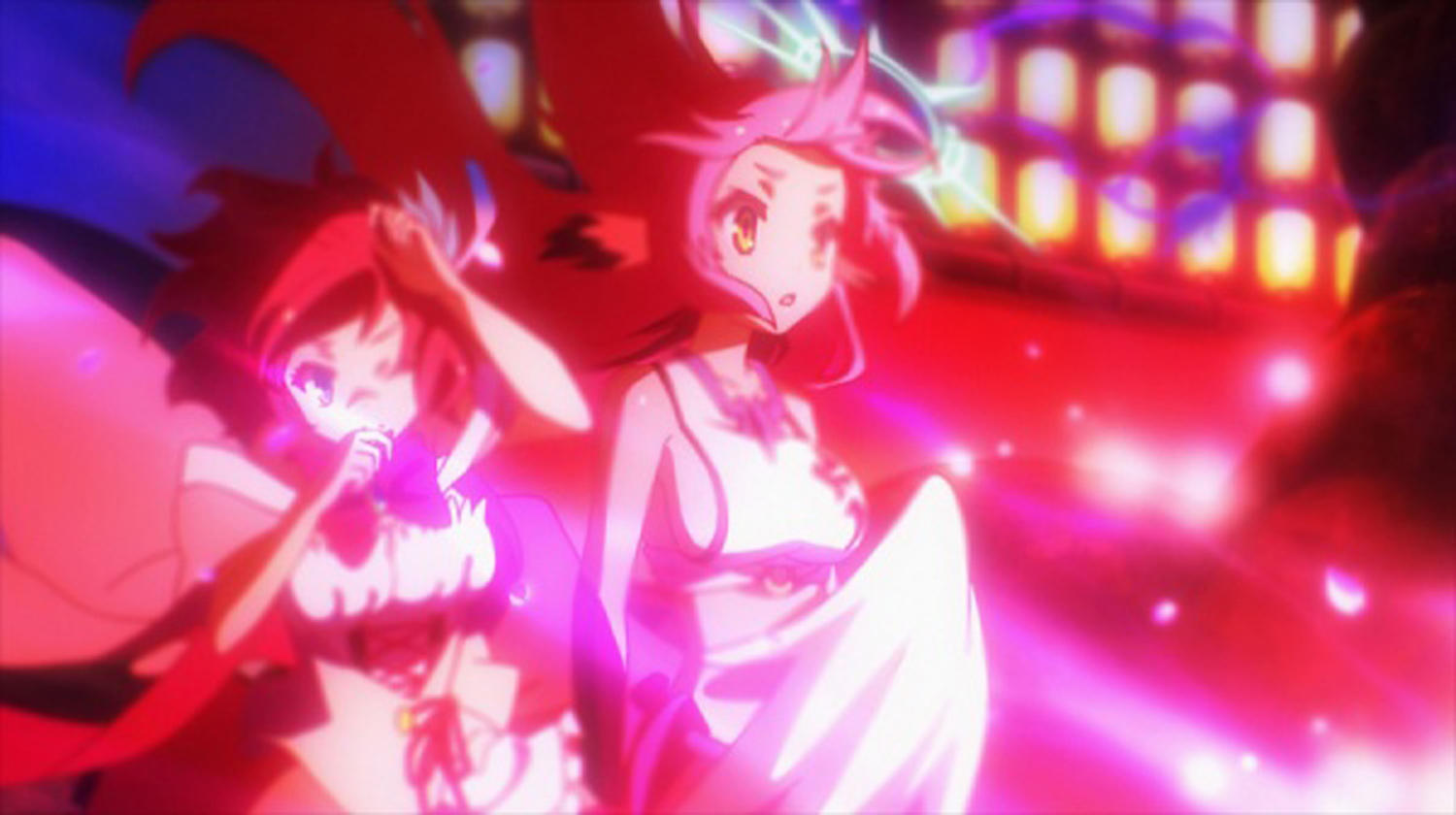 Anime-Szene: zwei Frauen mit Rottönen in einer hellen Umgebung mit Lichtern im Hintergrund.