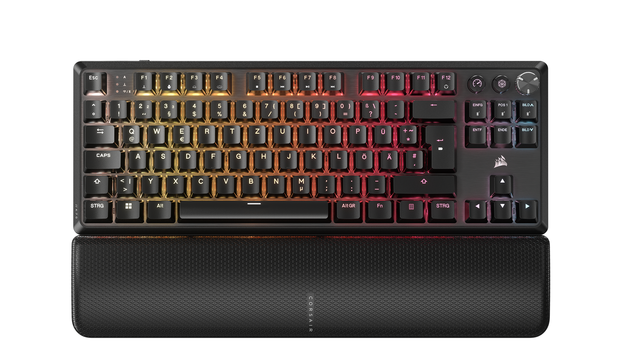 Schwarze Gaming-Tastatur mit Regenbogen-Tasten und Handballenauflage. Weißer Hintergrund.