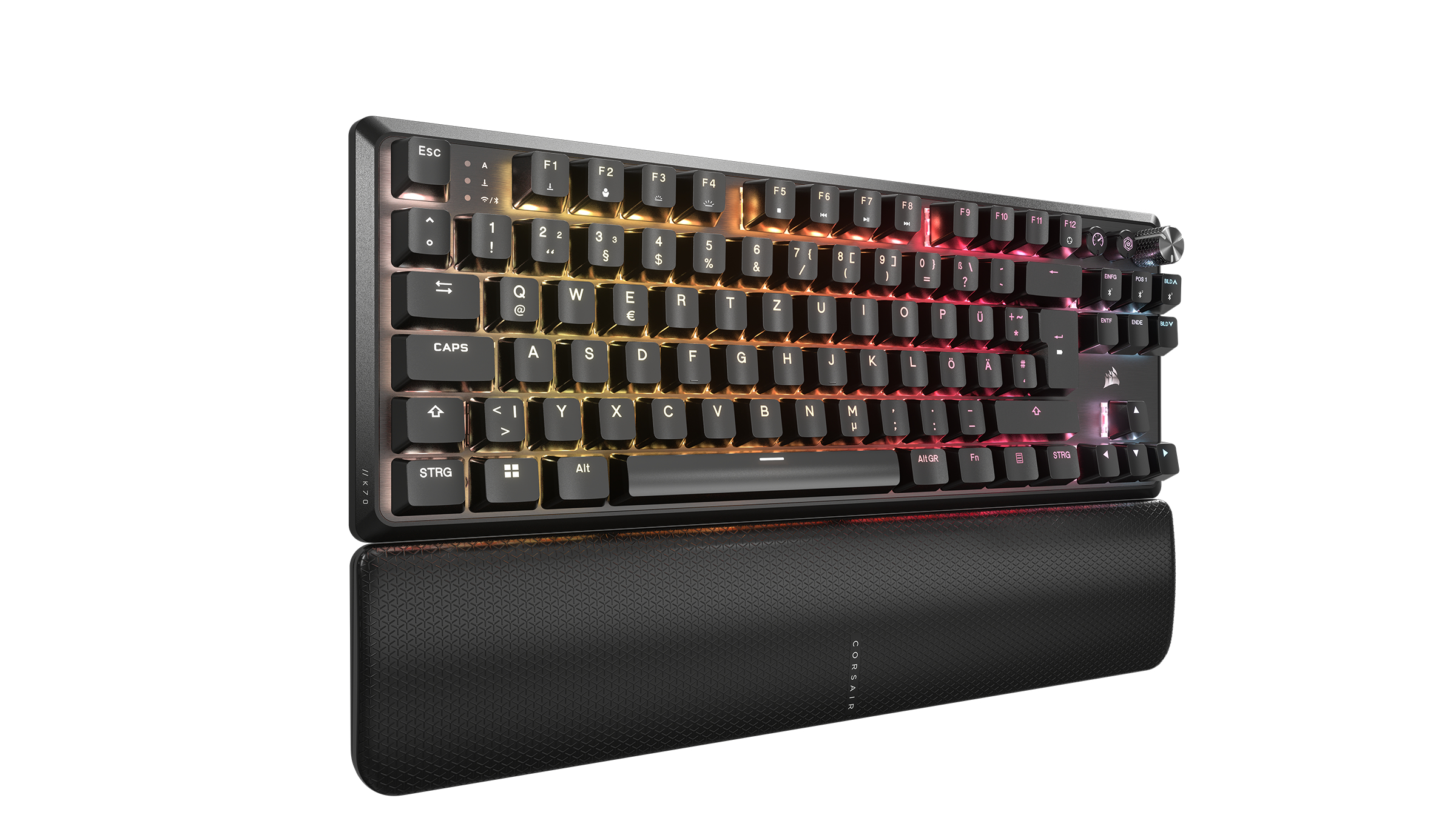 Schwarze Tastatur mit RGB-Hintergrundbeleuchtung und Handballenauflage. Die Tastatur befindet sich auf weißem Hintergrund.