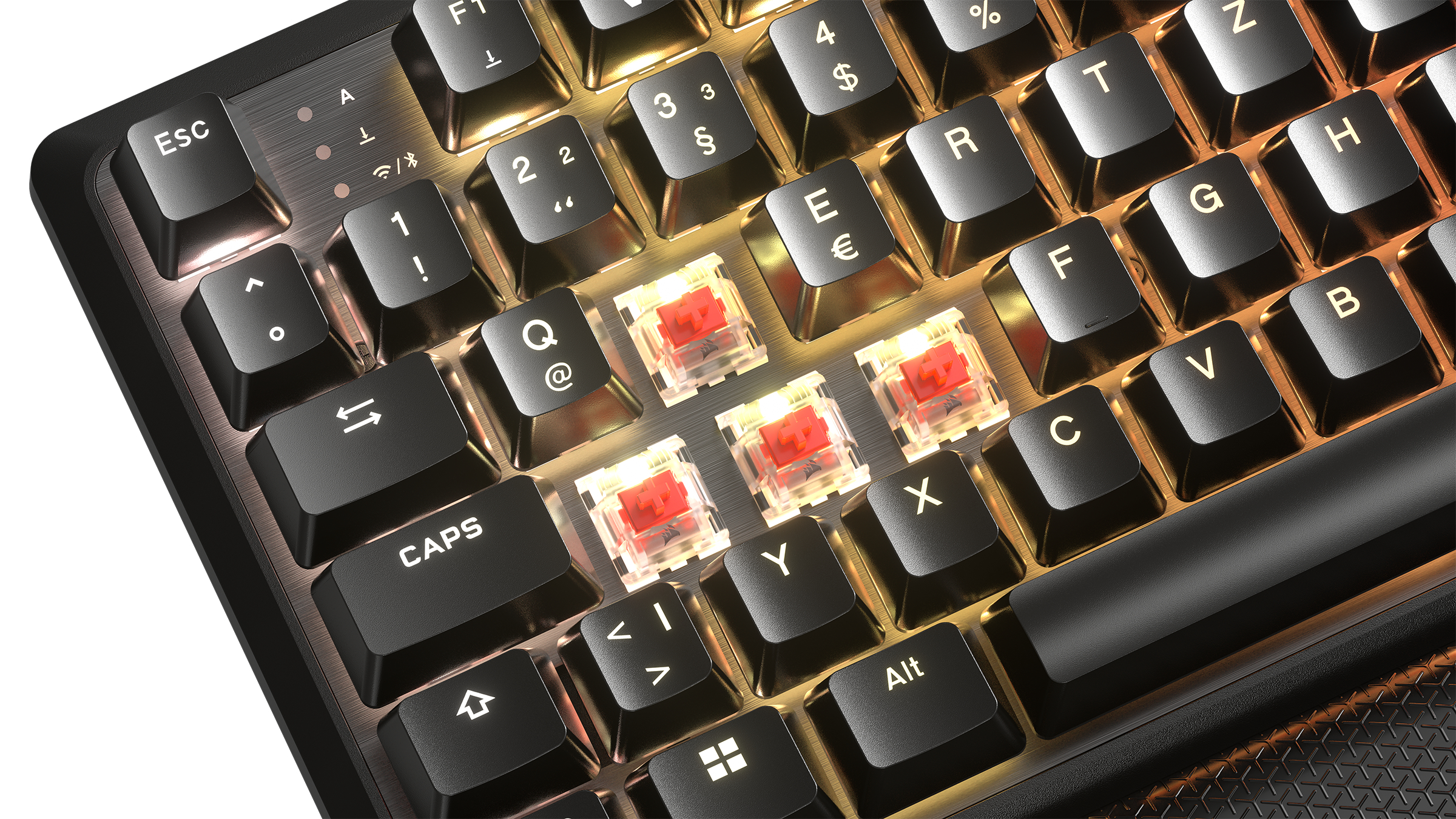 Nahaufnahme einer schwarzen Tastatur mit sichtbaren roten mechanischen Schaltern. Tasten sind hintergrundbeleuchtet.