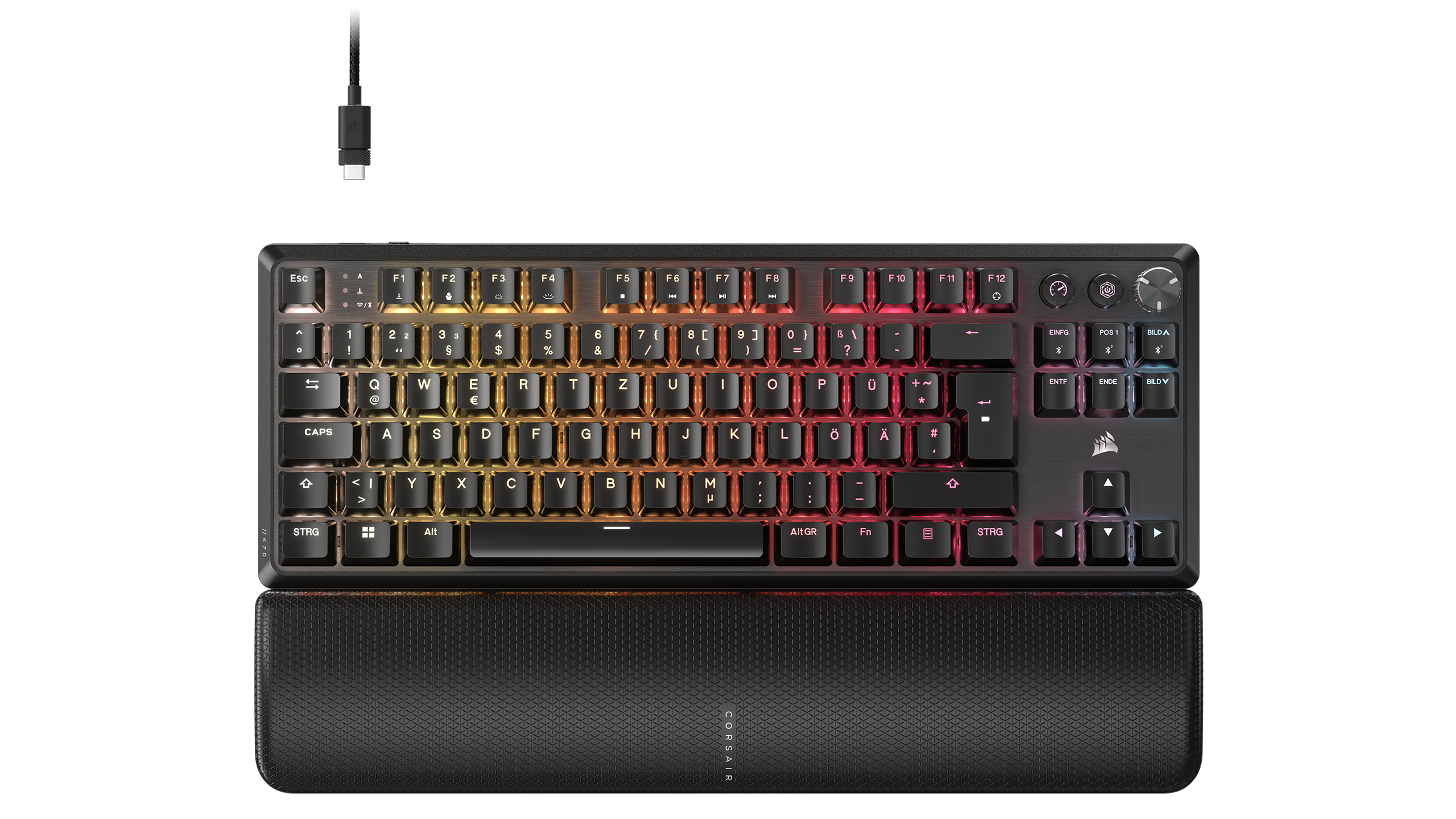 Eine schwarze Tastatur mit RGB-Hintergrundbeleuchtung und Handballenauflage. Sie hat ein USB-C-Kabel.