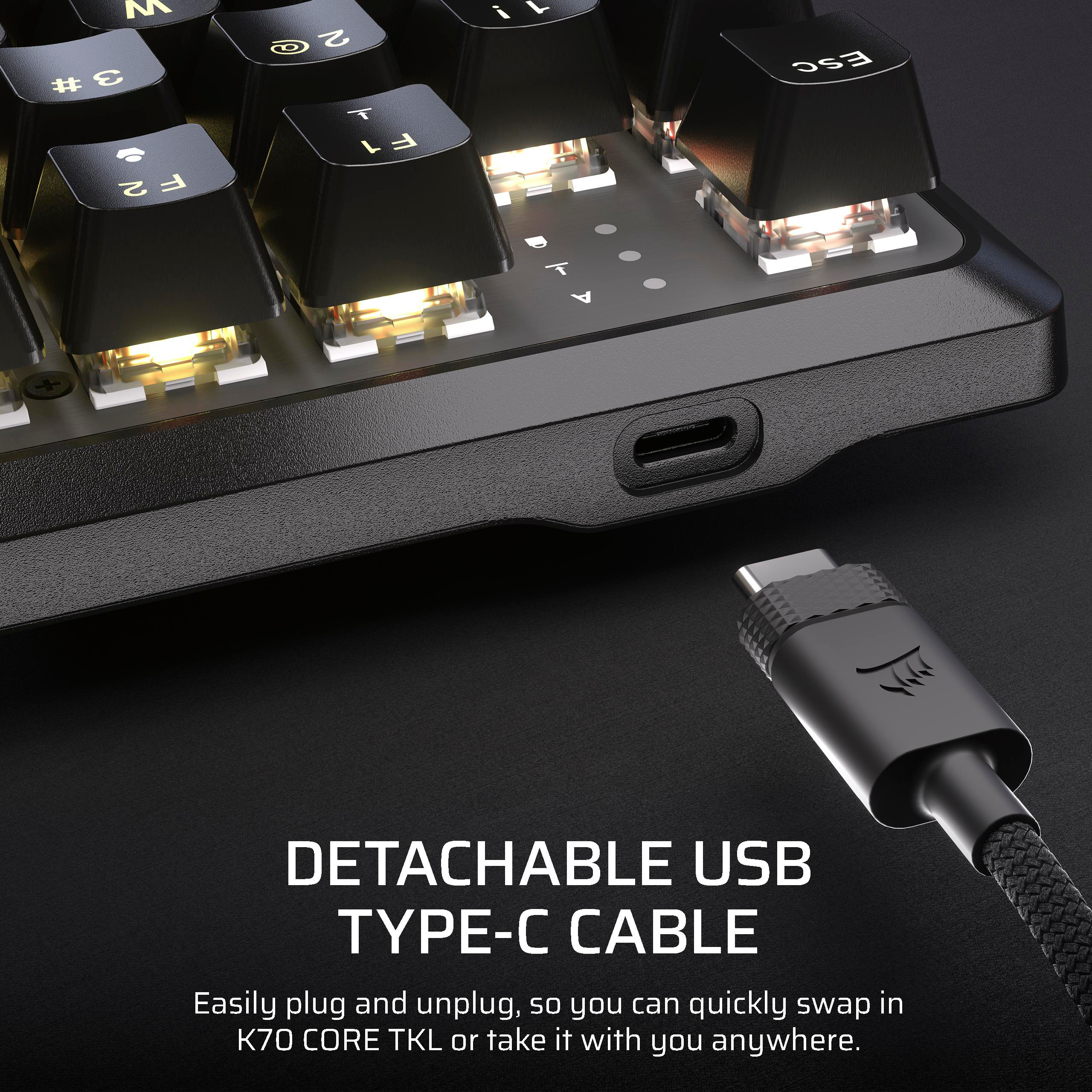 Nahaufnahme einer Tastatur mit abnehmbarem USB-C-Kabel. Die Tasten sind schwarz mit weißer und gelber Beleuchtung.