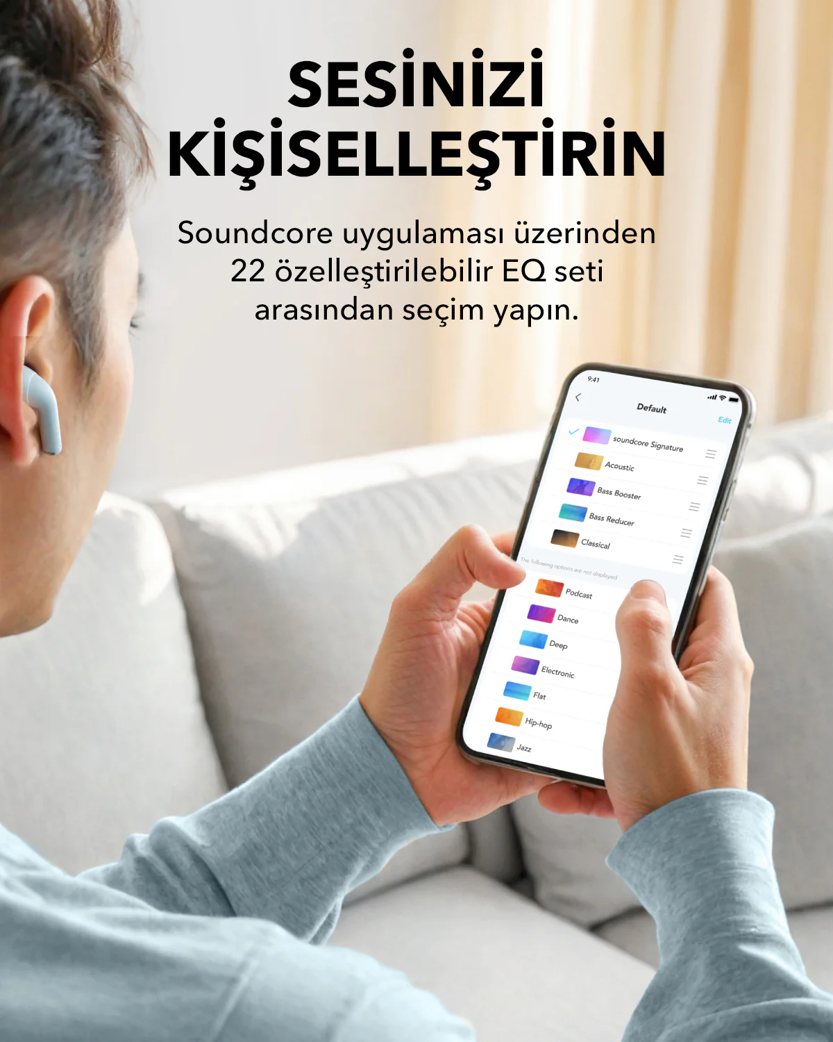 Telefon kullanan adam. Metin: 'SESINIZI KIŞISELLEŞTIRIN' (SESİNİZİ KİŞİSELLEŞTİRİN). Telefon EQ ayarlarını gösteriyor.