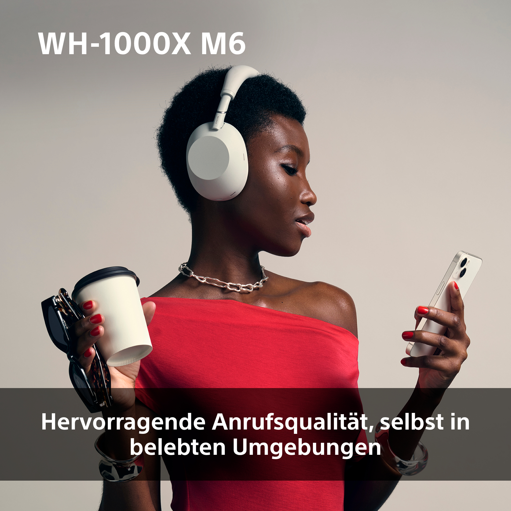 Frau mit weißen Kopfhörern und Smartphone. Text: 'Hervorragende Anrufqualität'.