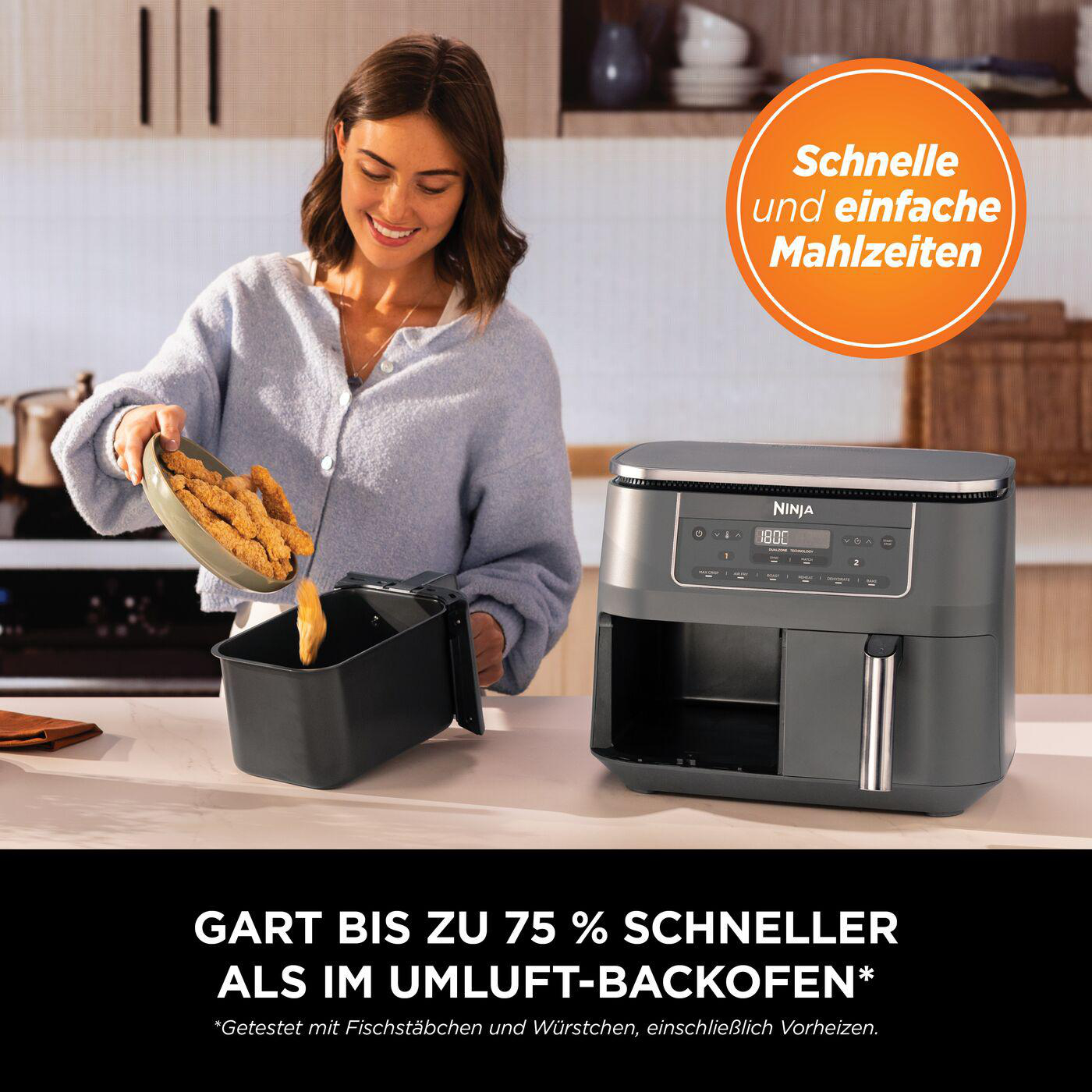 Frau gießt Essen von einem Tablett in eine Heißluftfritteuse, die sichtbar ist.