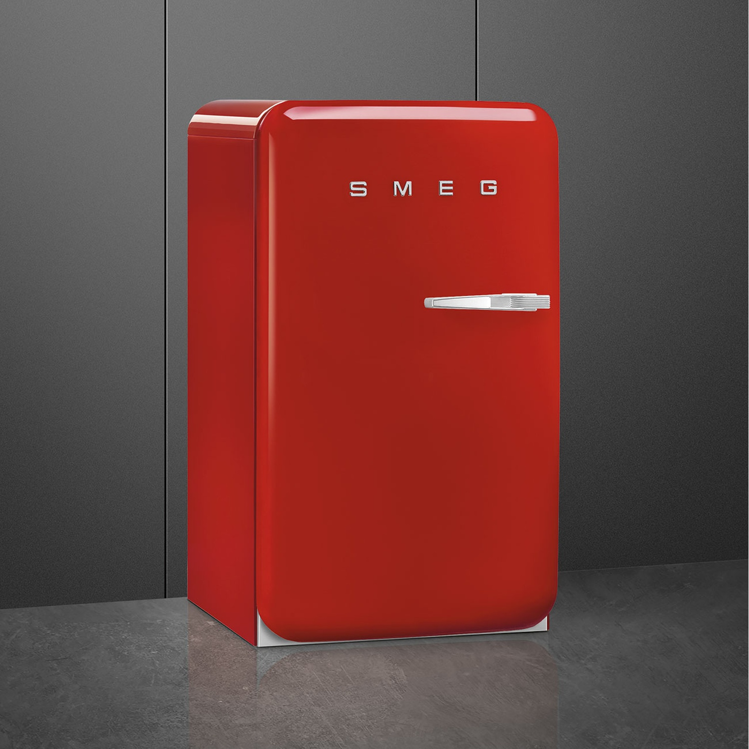 Mini frigo Smeg rosso, contro parete grigio scuro.